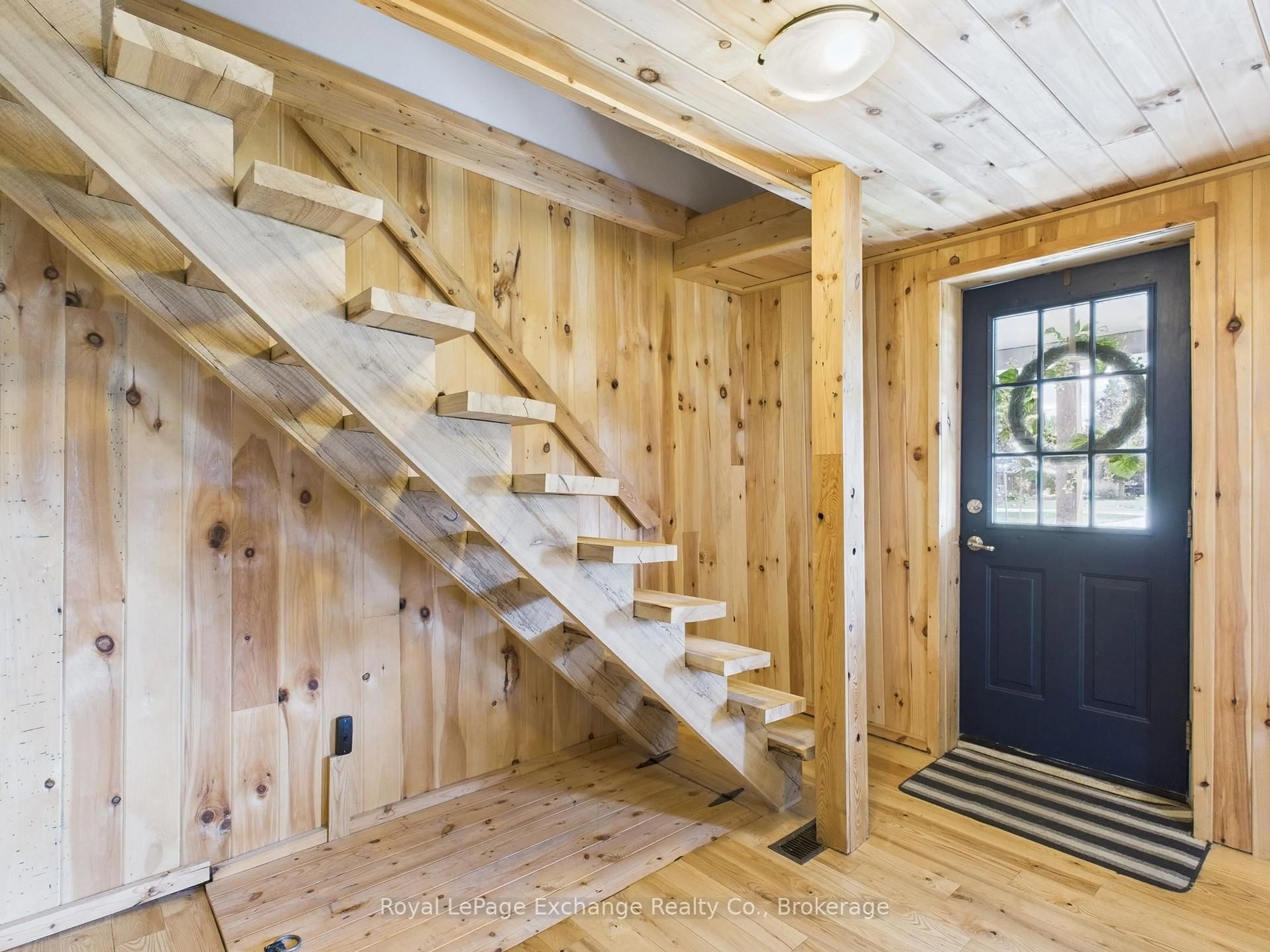 Indoor entryway for 2061 Edward St, Howick Ontario N0G 1X0