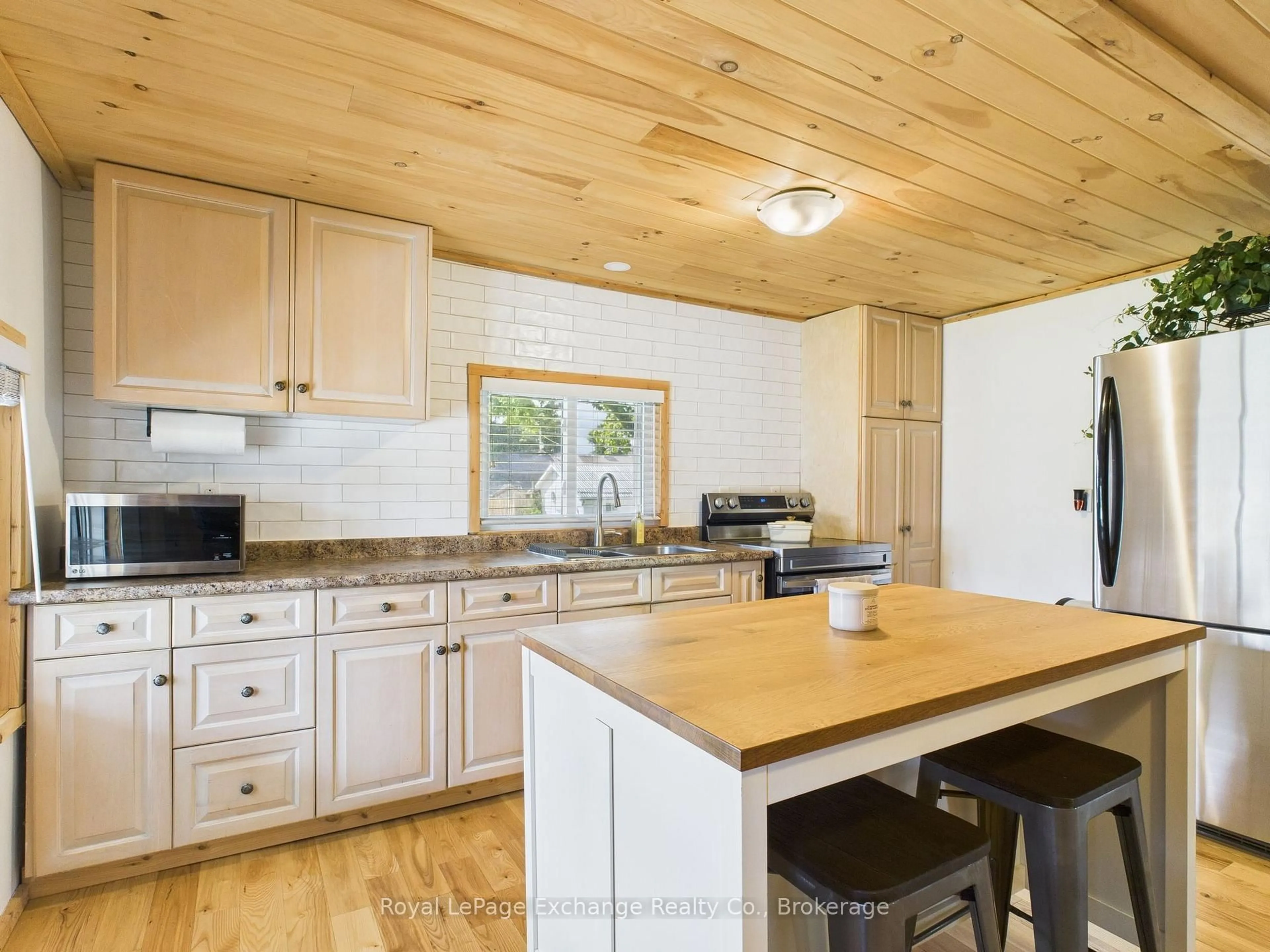 Open concept kitchen, wood/laminate floor for 2061 Edward St, Howick Ontario N0G 1X0