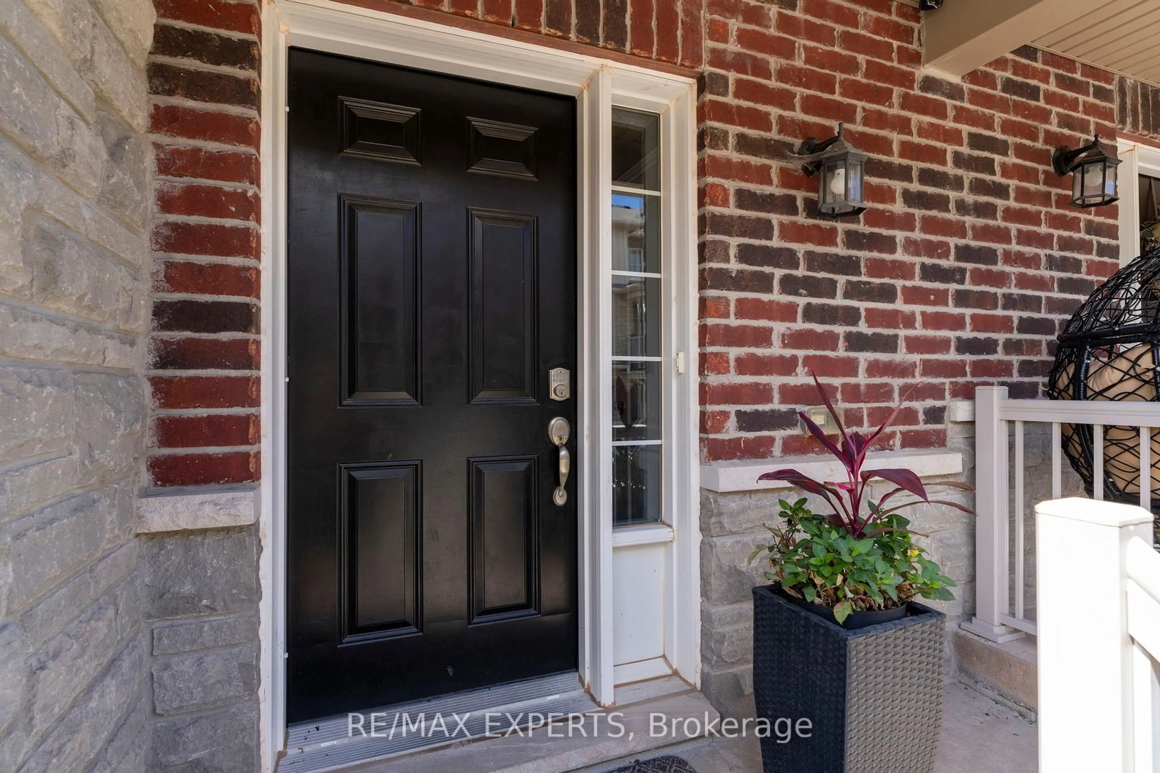 Indoor entryway for 5045 DeSantis Dr, Lincoln Ontario L3J 1W3