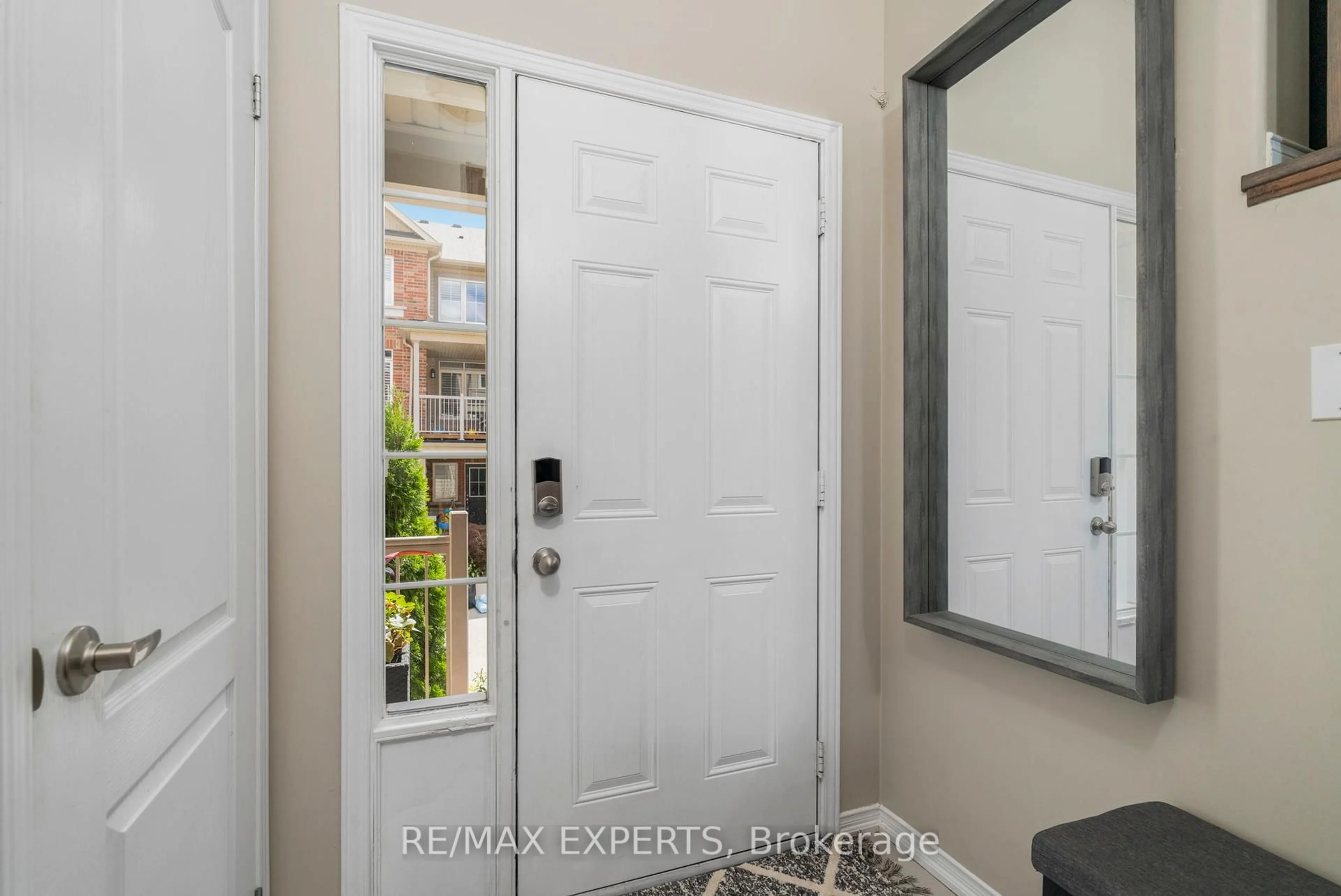 Indoor entryway for 5045 DeSantis Dr, Lincoln Ontario L3J 1W3