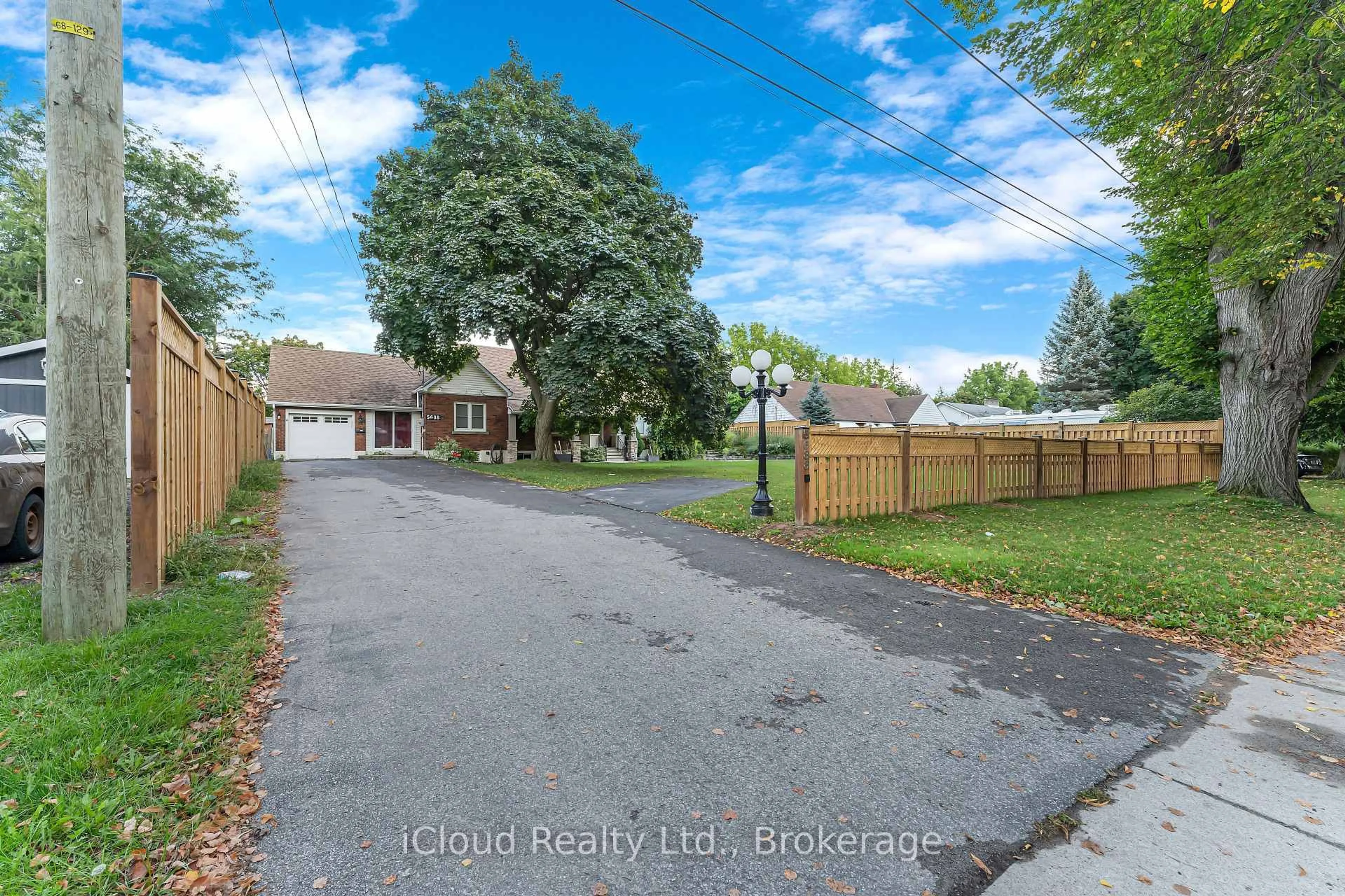 A pic from outside/outdoor area/front of a property/back of a property/a pic from drone, street for 5688 Belmont Ave, Niagara Falls Ontario L2H 1J7