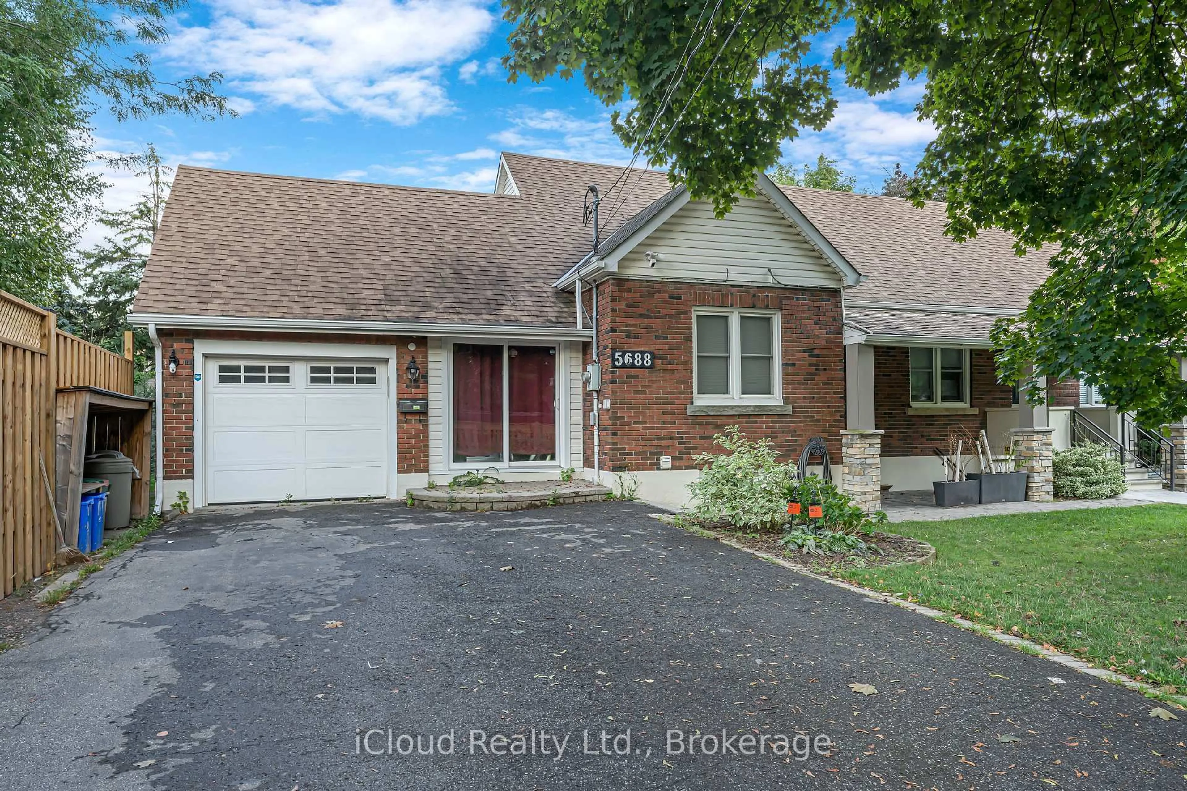 A pic from outside/outdoor area/front of a property/back of a property/a pic from drone, street for 5688 Belmont Ave, Niagara Falls Ontario L2H 1J7