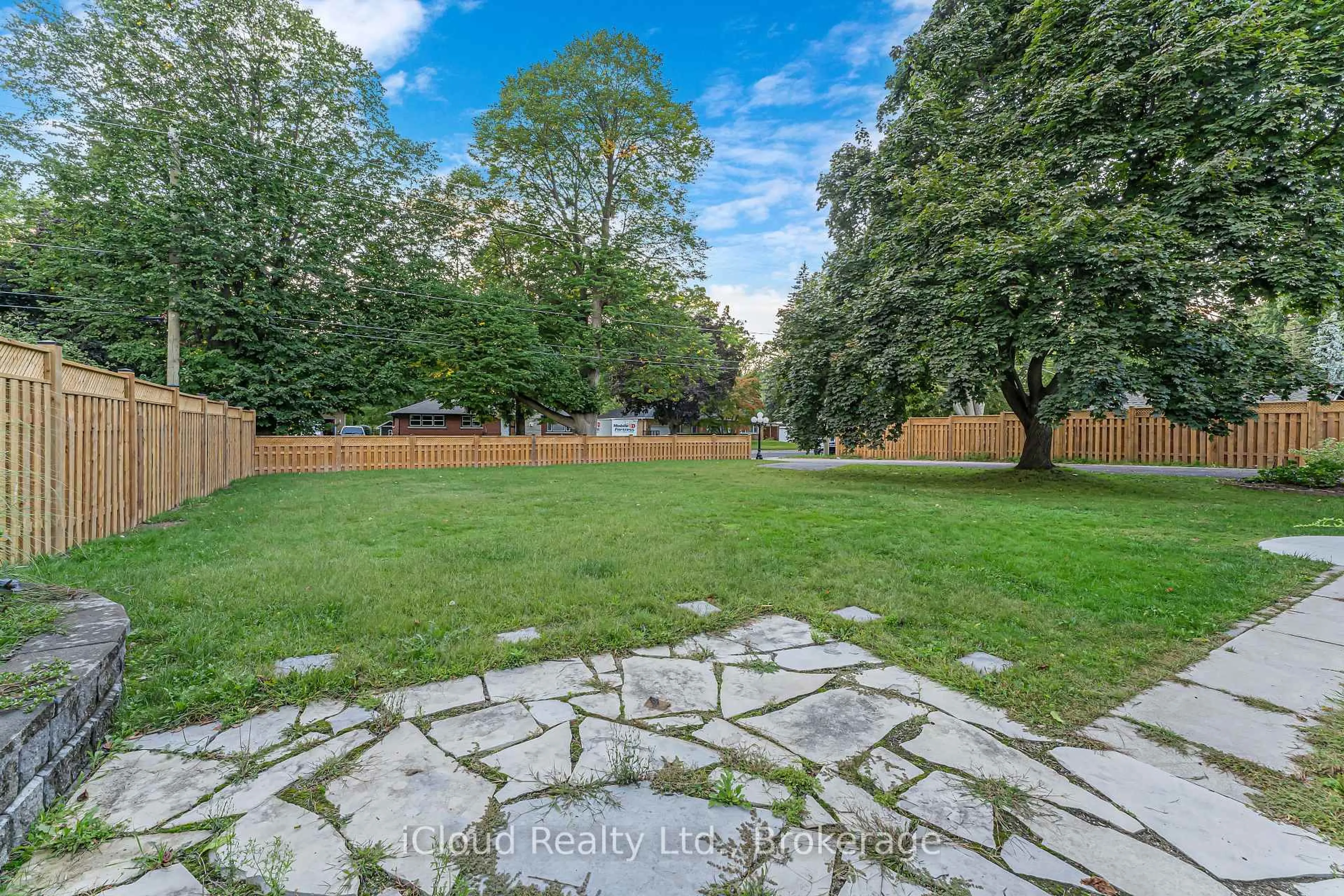 A pic from outside/outdoor area/front of a property/back of a property/a pic from drone, unknown for 5688 Belmont Ave, Niagara Falls Ontario L2H 1J7