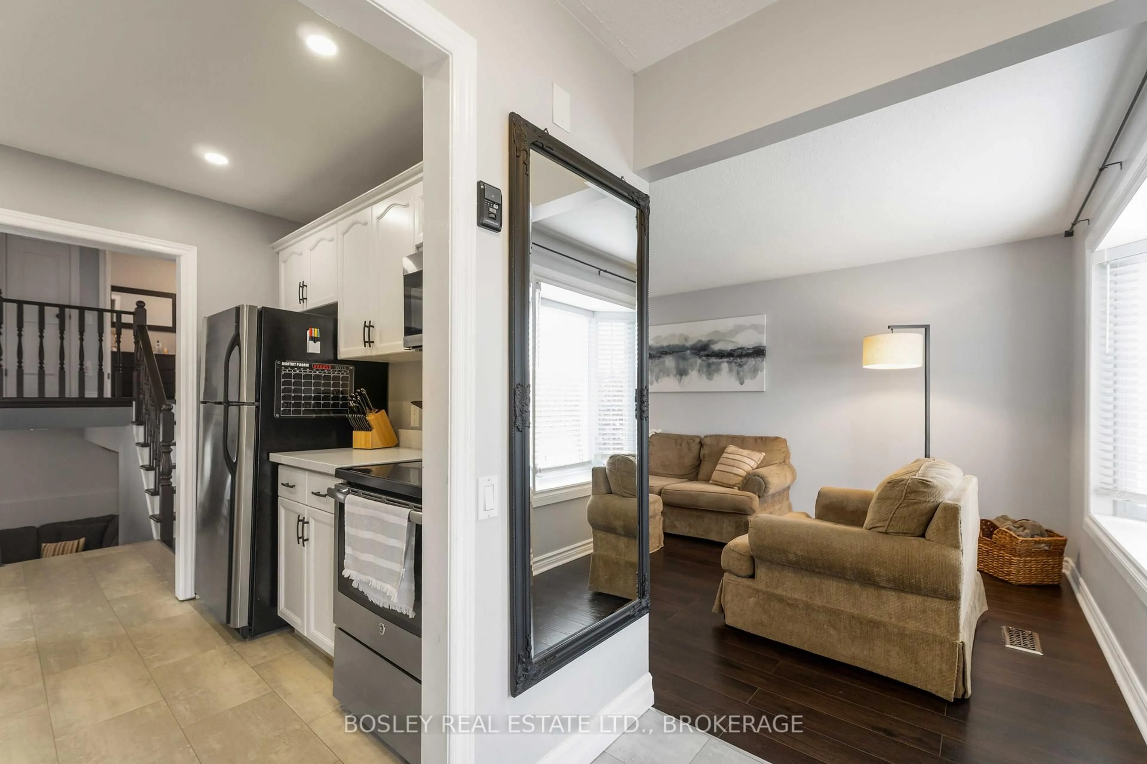 Open concept kitchen, unknown for 7733 Alpine Dr, Niagara Falls Ontario L2H 3B6