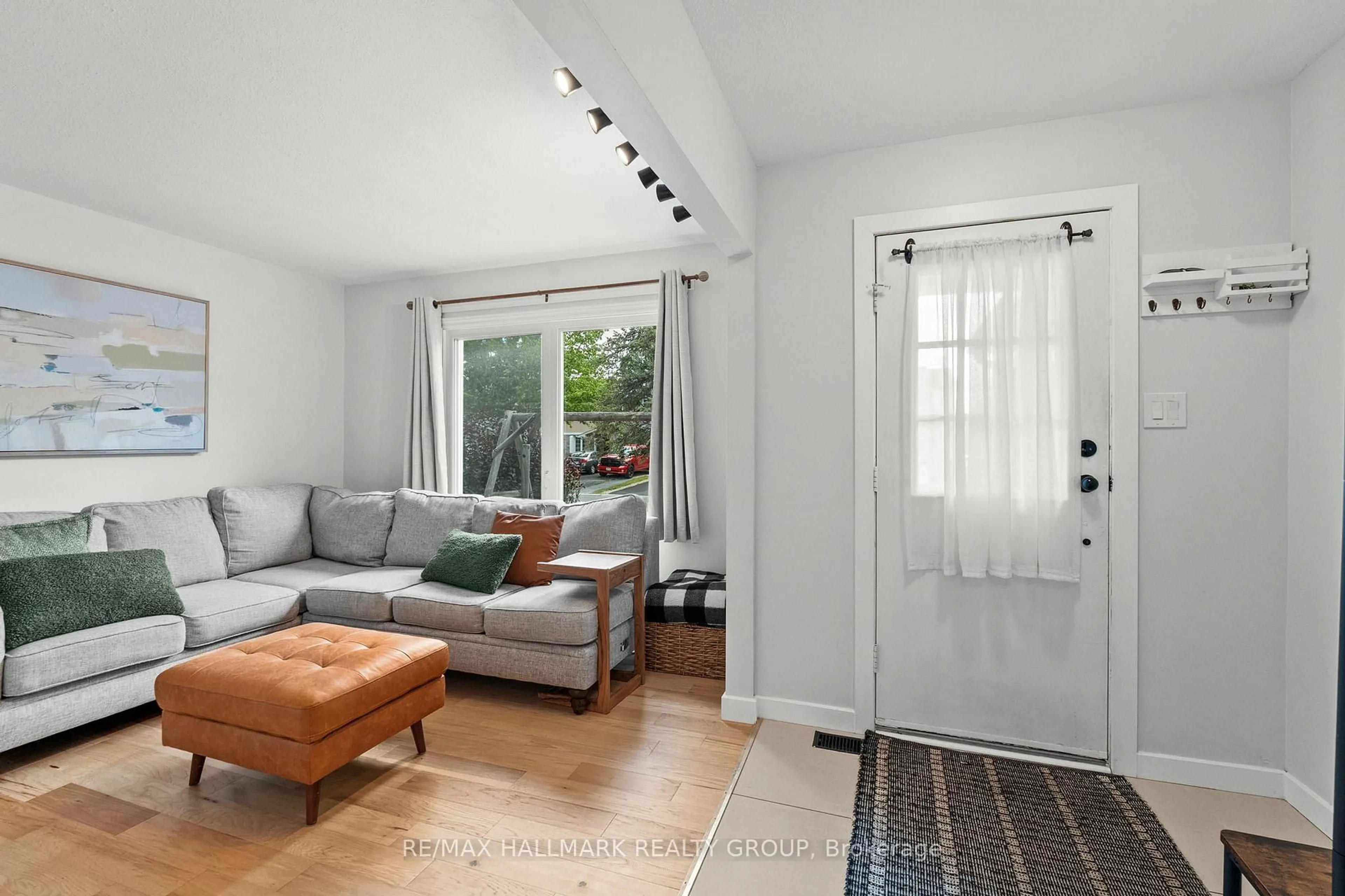 Living room with furniture, unknown for 1124 St Jovite Rdge, Ottawa Ontario K1C 1Y7