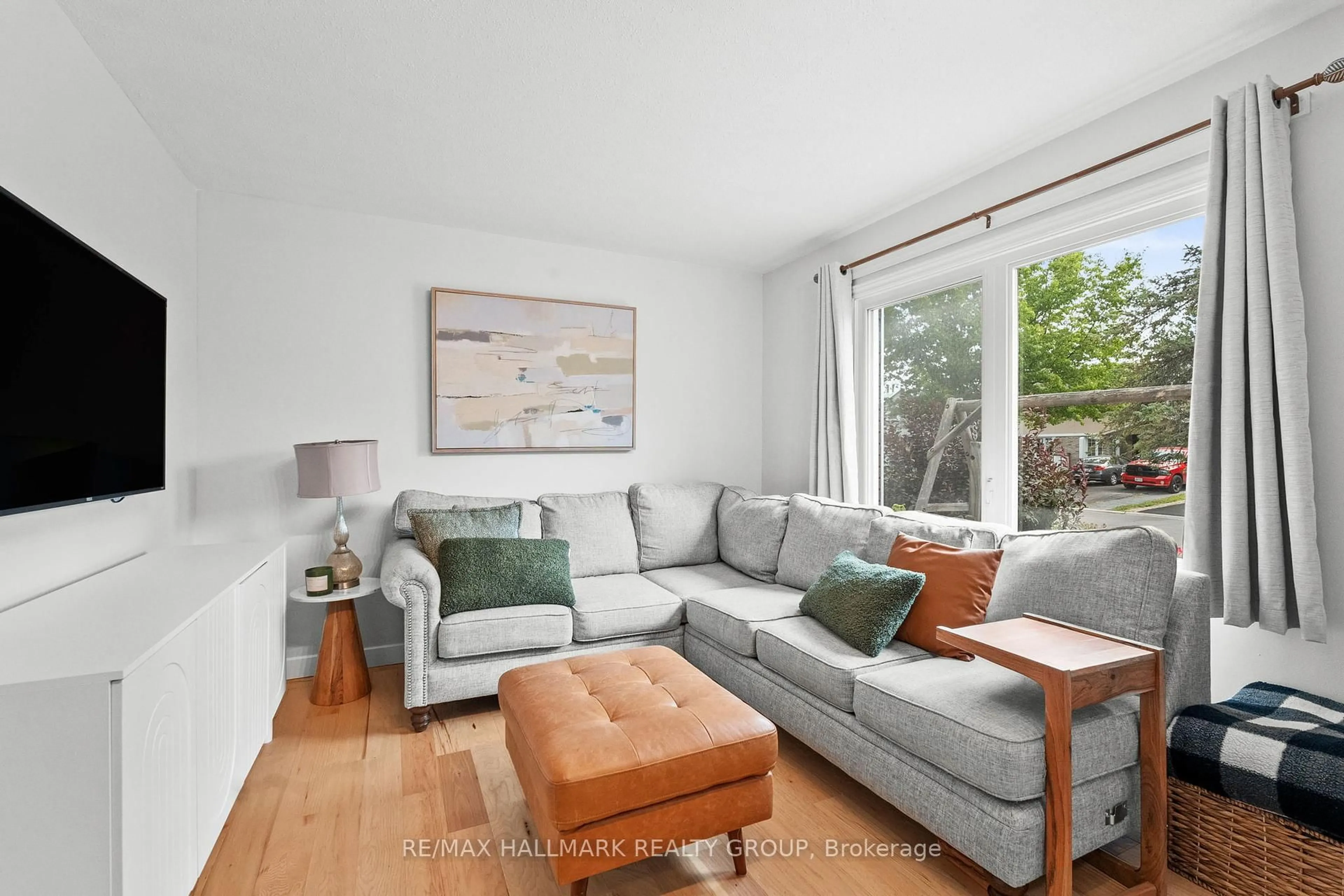 Living room with furniture, wood/laminate floor for 1124 St Jovite Rdge, Ottawa Ontario K1C 1Y7