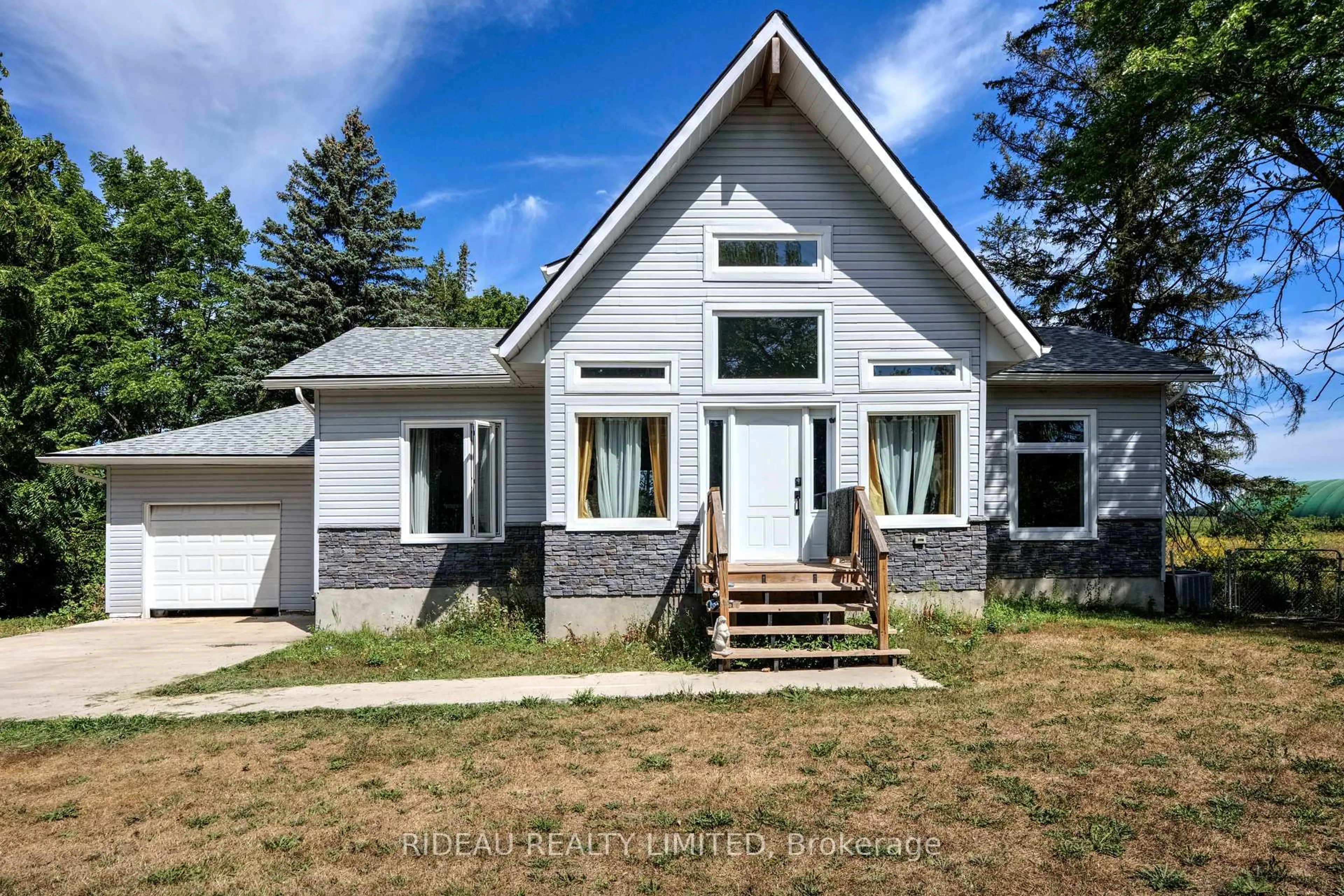 Home with vinyl exterior material, building for 168 Main St, Leeds and the Thousand Islands Ontario K0H 2N0