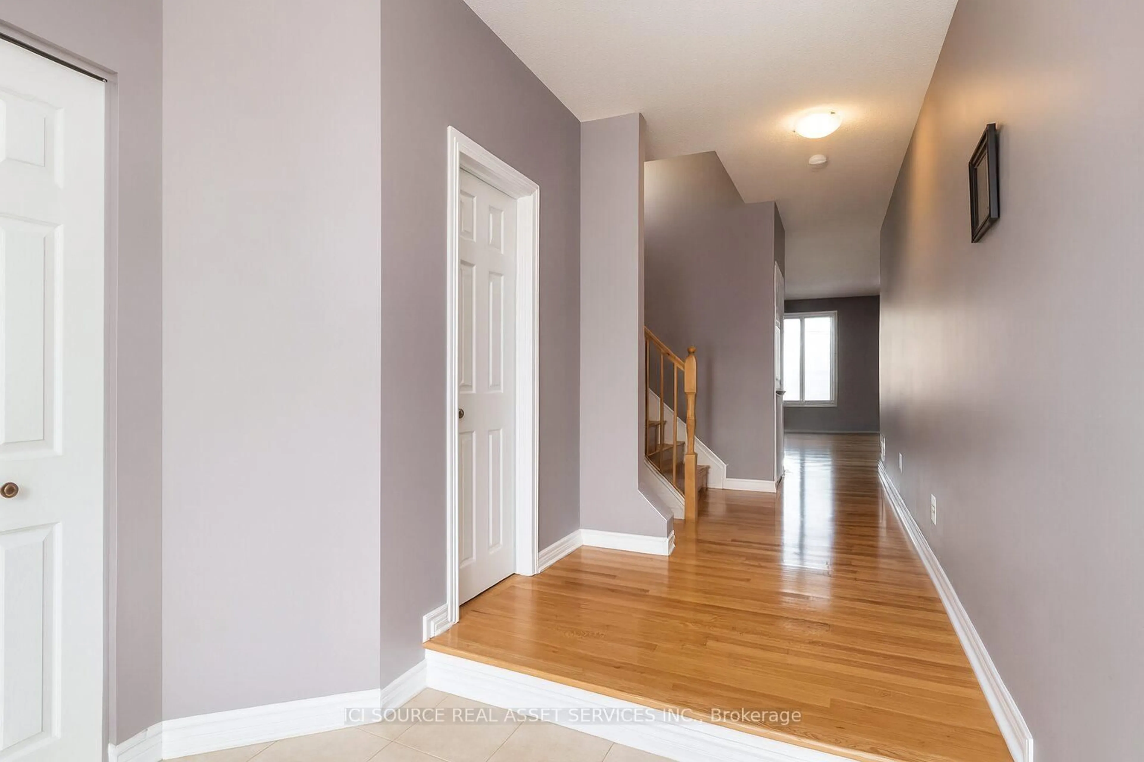 Indoor entryway for 205 Claridge Dr, Ottawa Ontario K2J 5V8