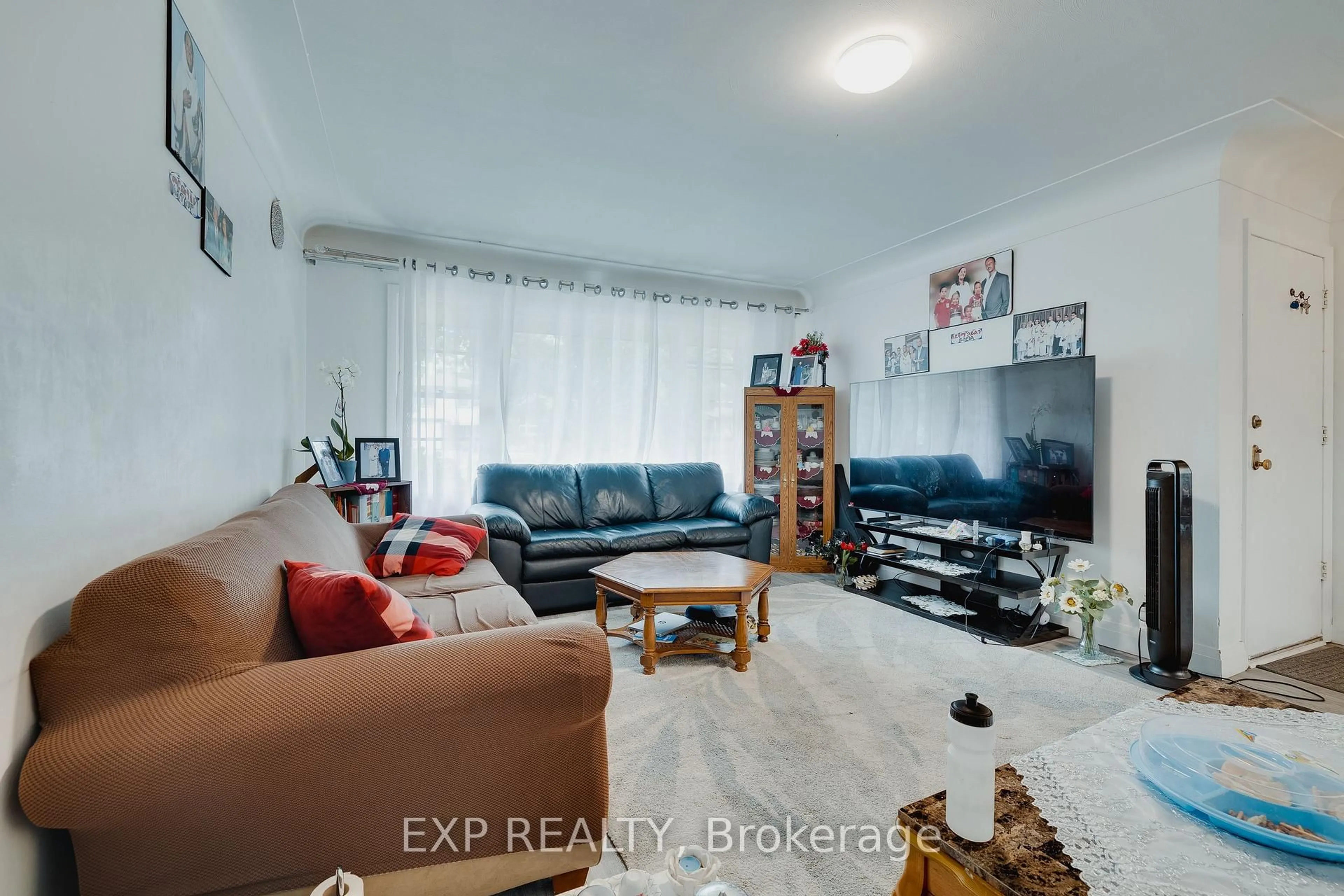 Living room with furniture, unknown for 189 Gatewood Rd, Kitchener Ontario N2M 4E3
