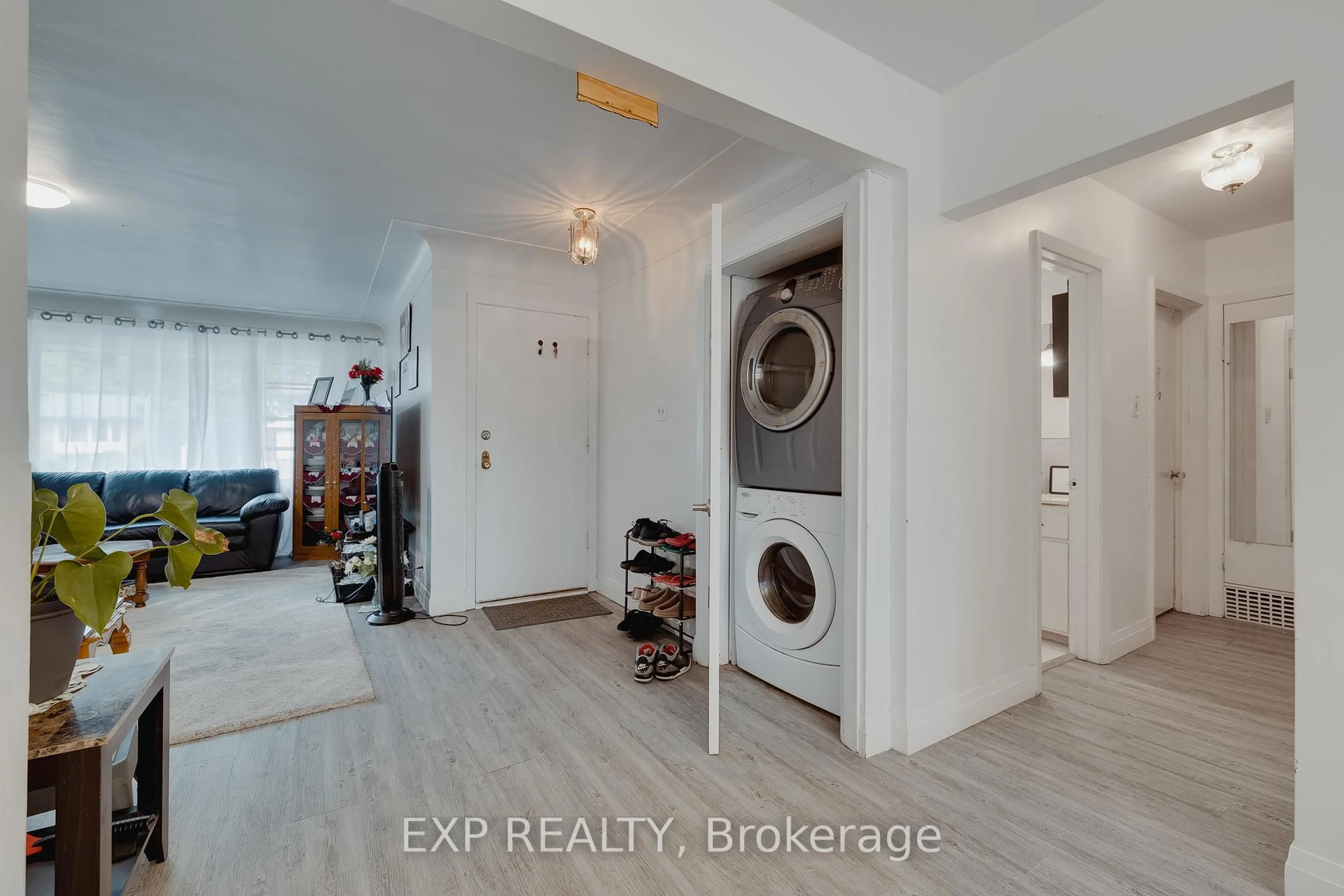 Indoor entryway for 189 Gatewood Rd, Kitchener Ontario N2M 4E3