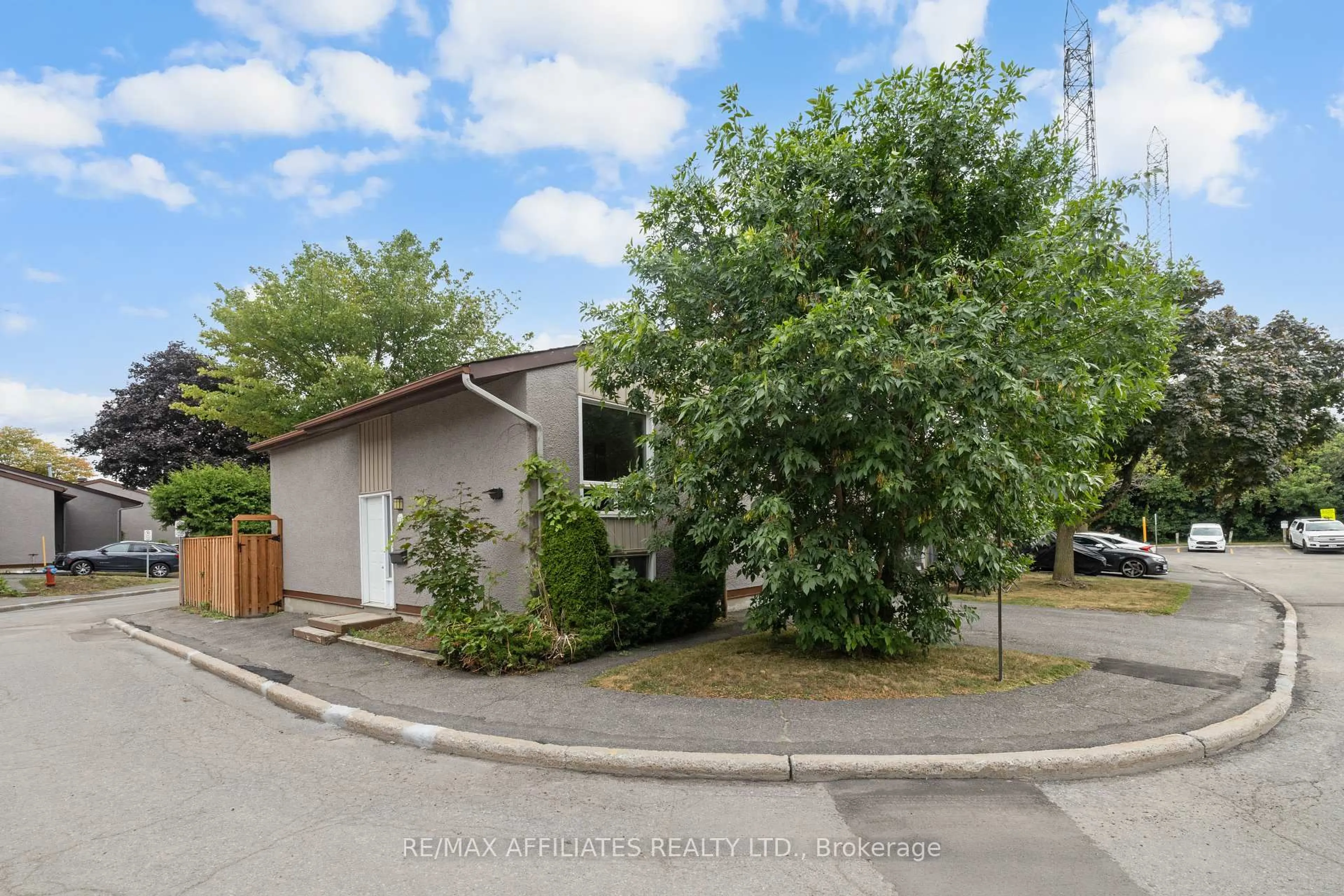 A pic from outside/outdoor area/front of a property/back of a property/a pic from drone, street for 306 Woodfield Dr, Ottawa Ontario K2G 3W9