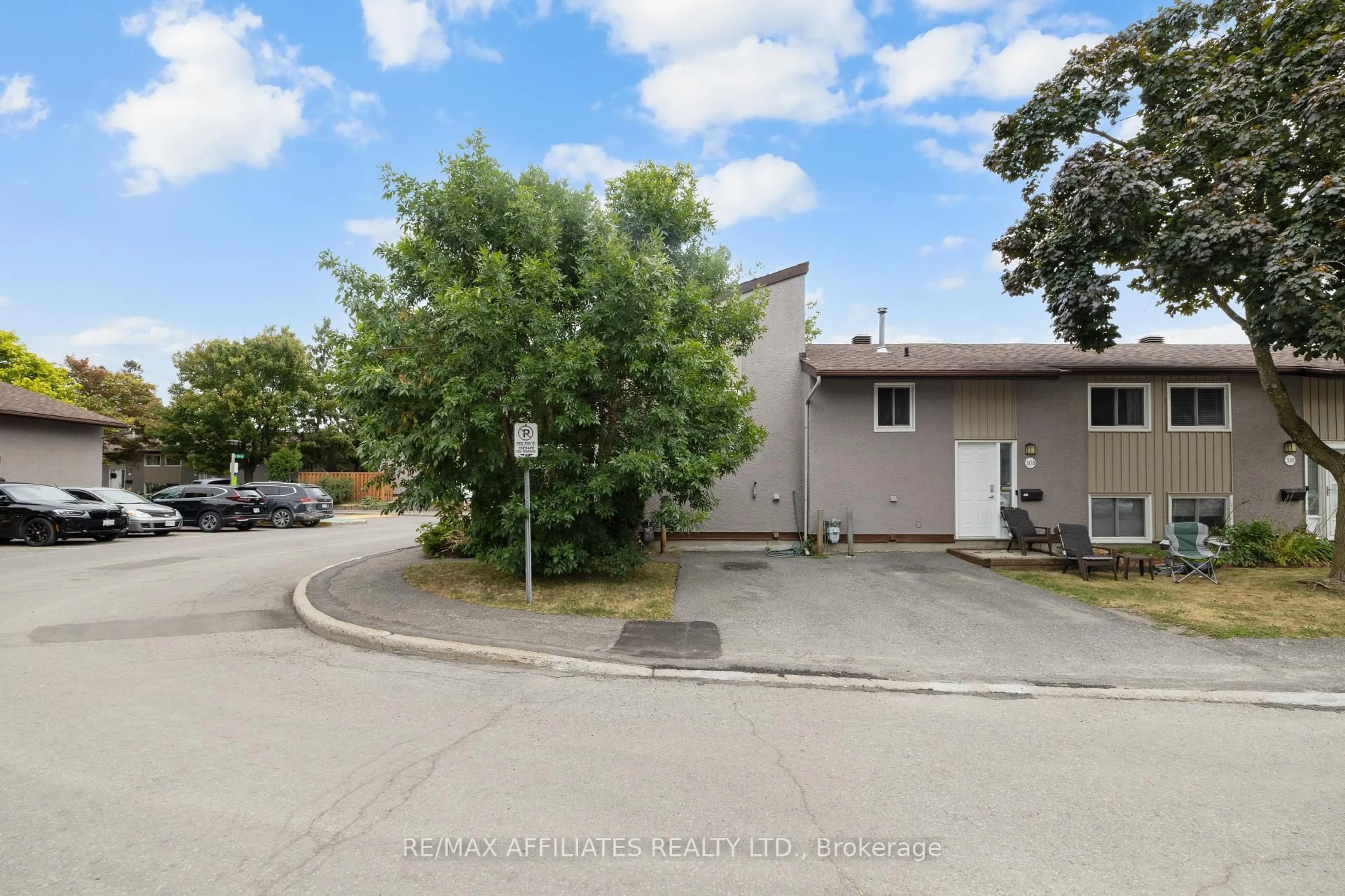 A pic from outside/outdoor area/front of a property/back of a property/a pic from drone, street for 306 Woodfield Dr, Ottawa Ontario K2G 3W9