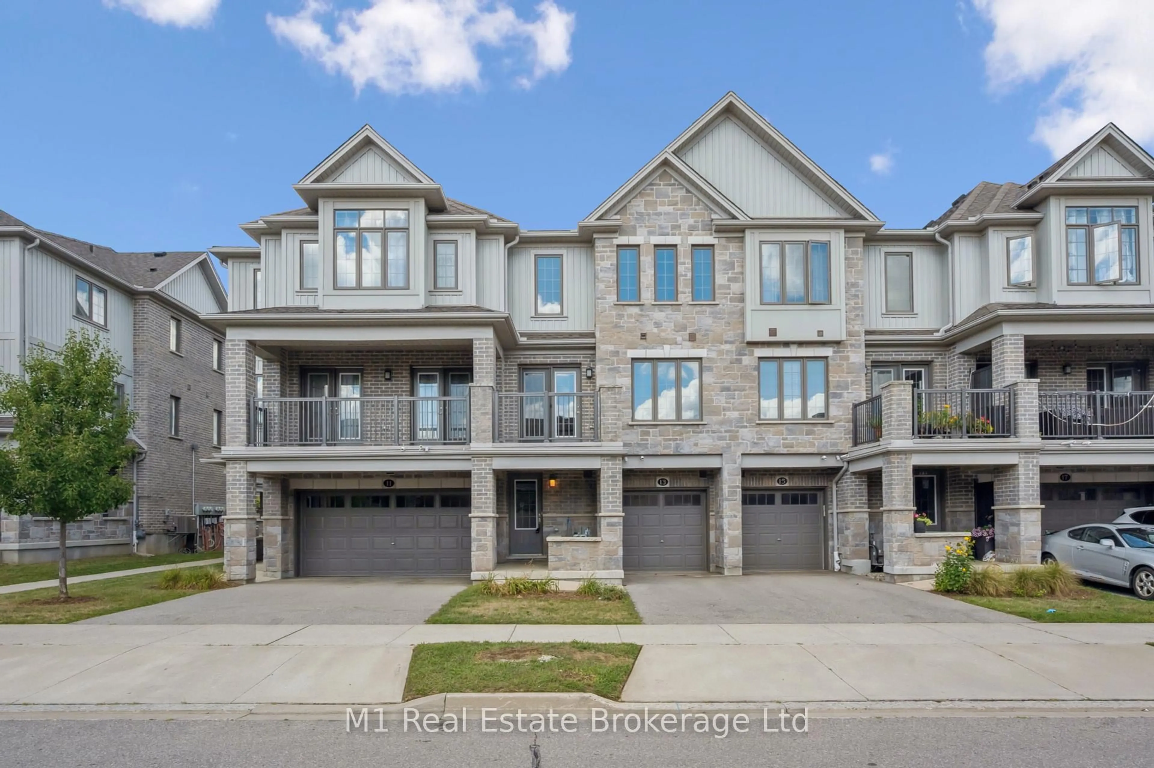 A pic from outside/outdoor area/front of a property/back of a property/a pic from drone, street for 13 Meadowridge St, Kitchener Ontario N2P 0H2