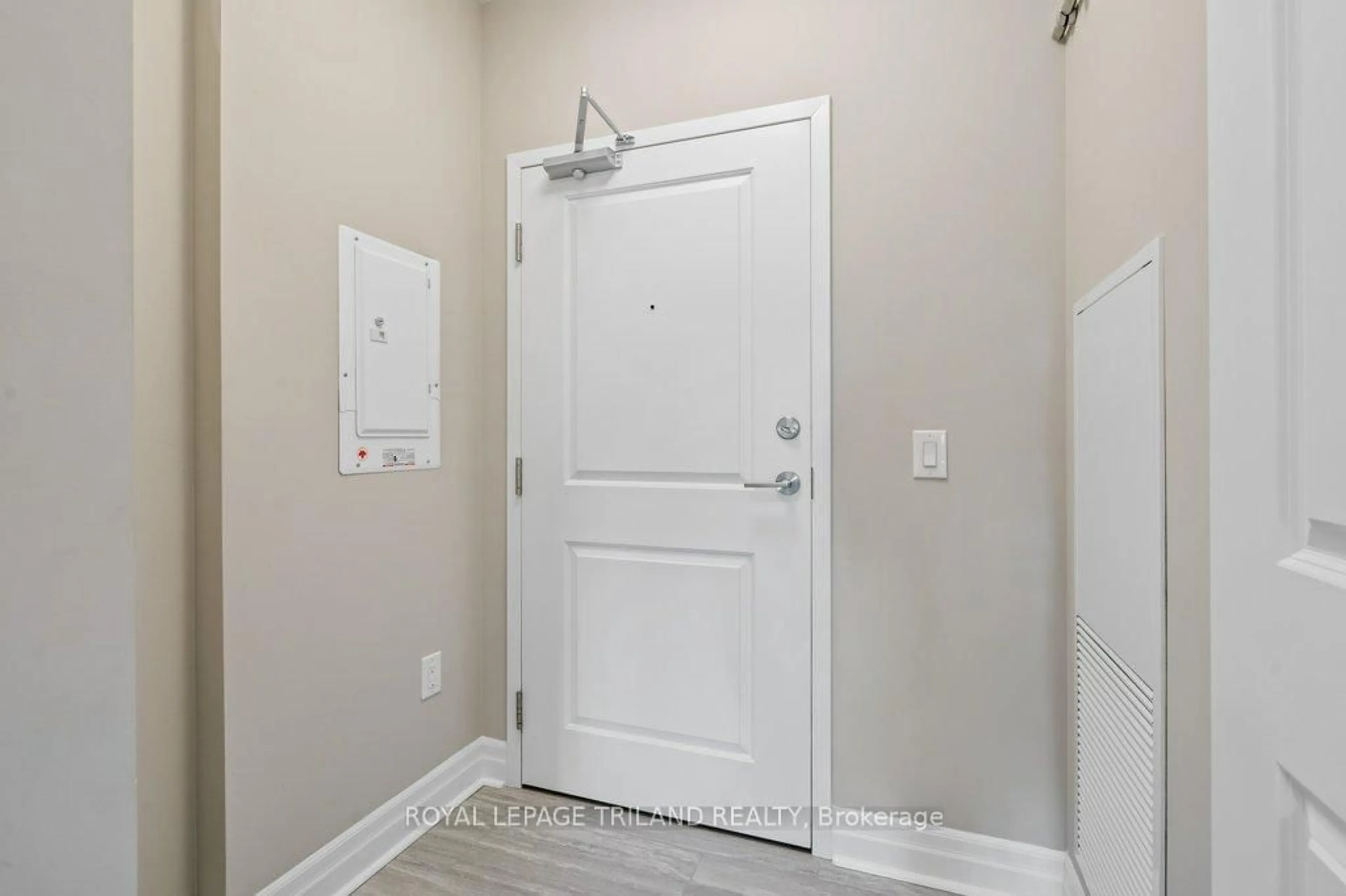 Indoor entryway for 1200 Commissioners Rd #504, London South Ontario N6K 1C7