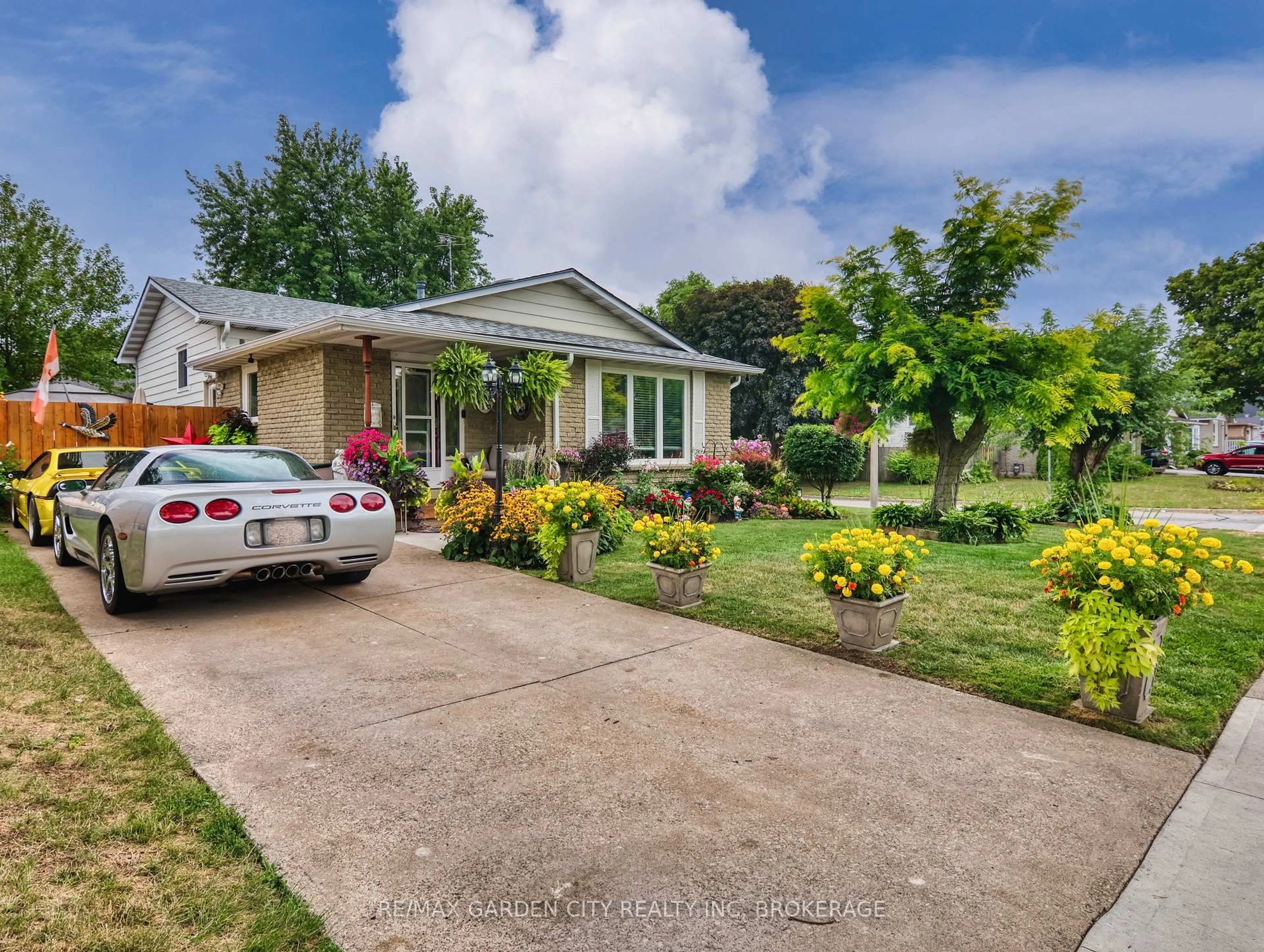 A pic from outside/outdoor area/front of a property/back of a property/a pic from drone, street for 196 Keefer Rd, Thorold Ontario L2V 4M3