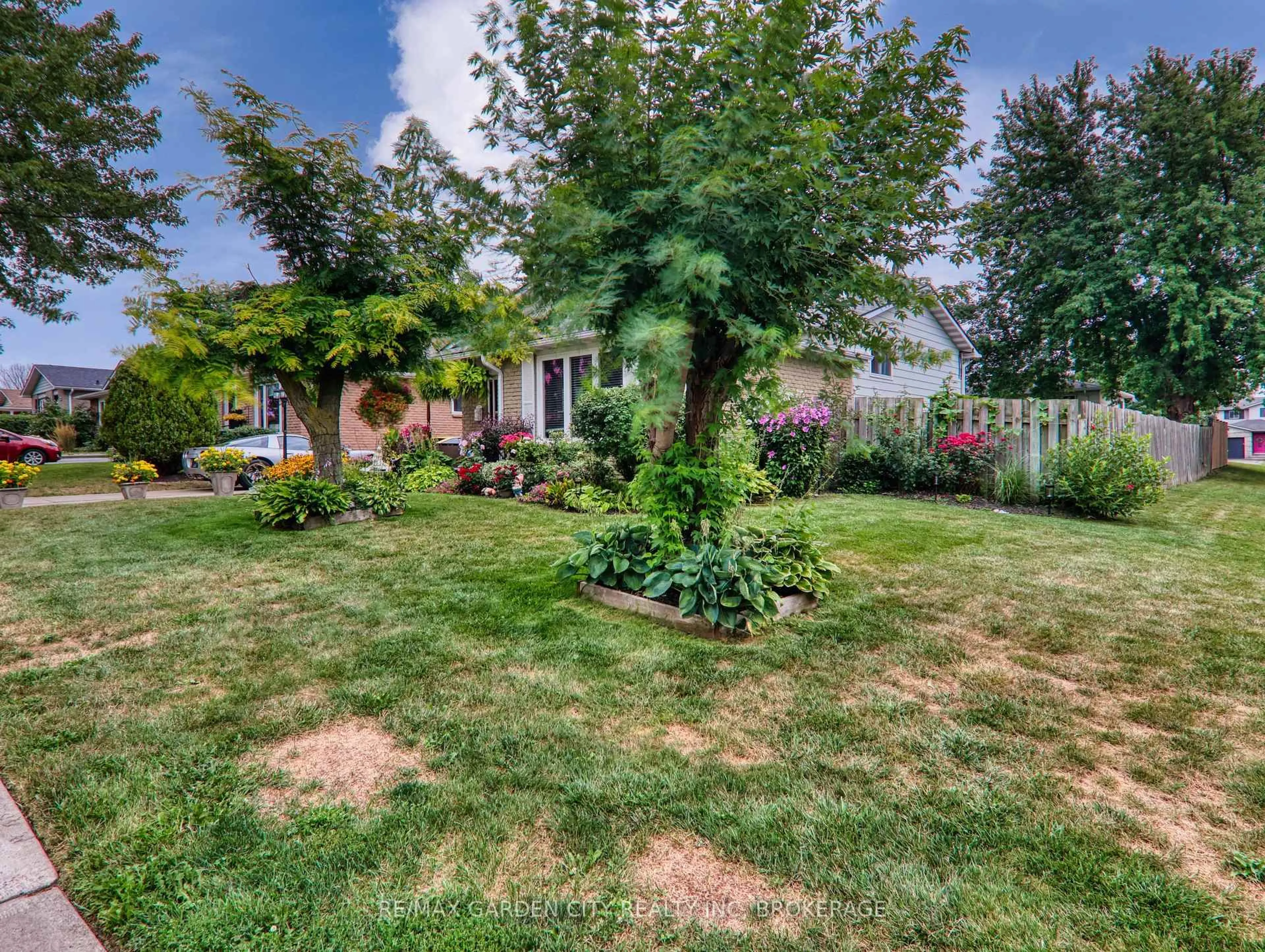 A pic from outside/outdoor area/front of a property/back of a property/a pic from drone, street for 196 Keefer Rd, Thorold Ontario L2V 4M3