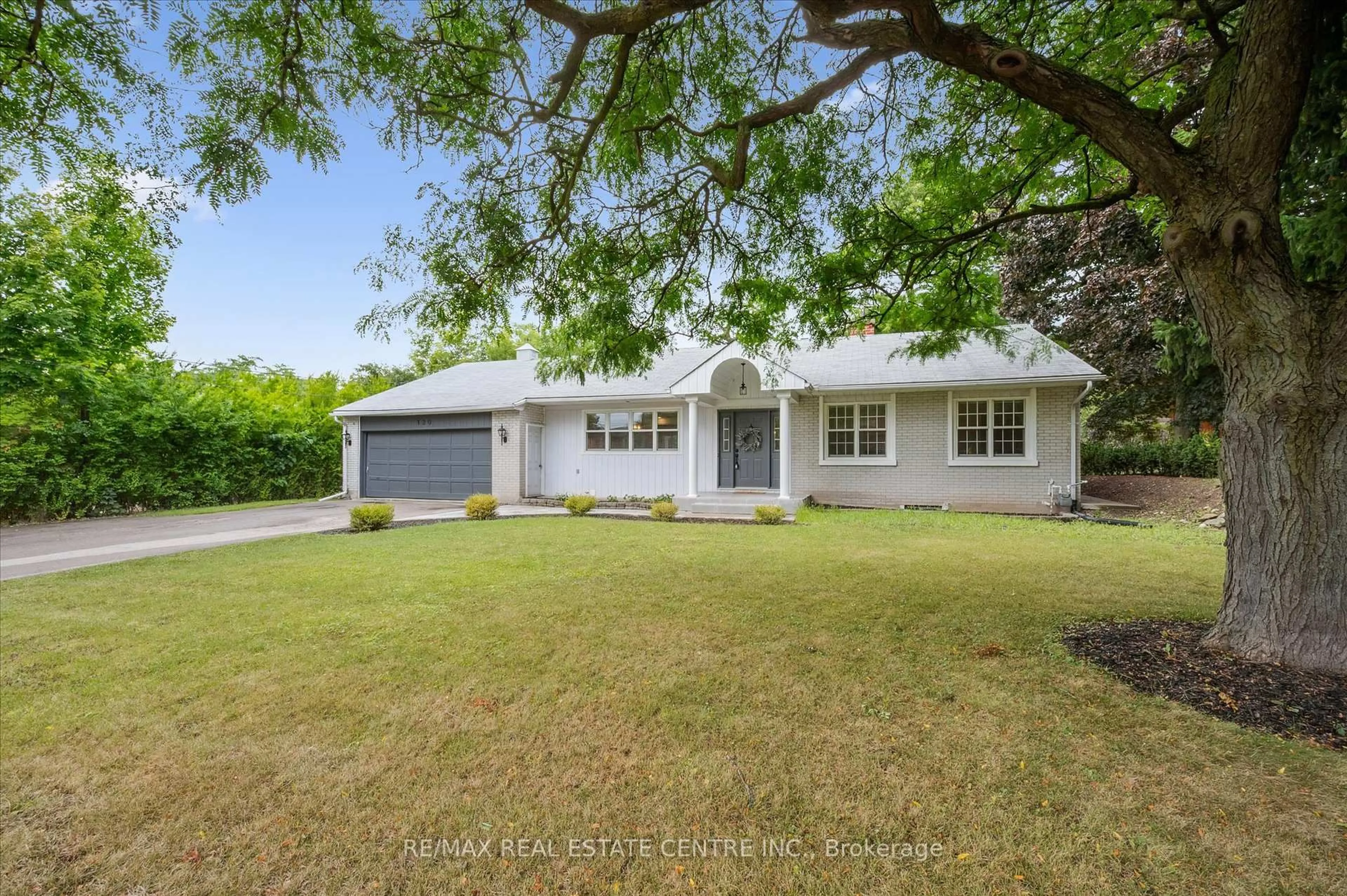 A pic from outside/outdoor area/front of a property/back of a property/a pic from drone, street for 120 Riverbank Dr, Cambridge Ontario N3H 4R6