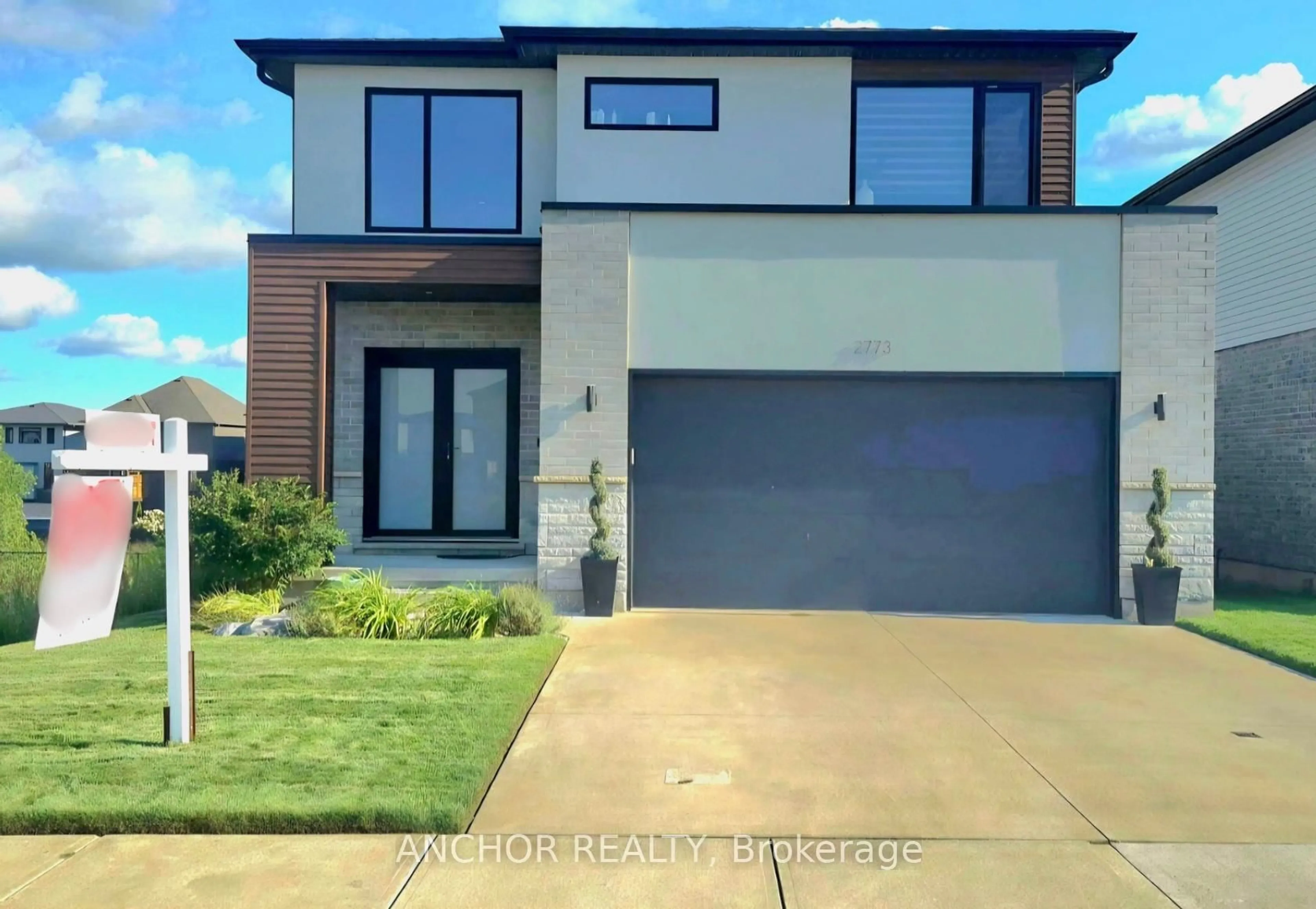 A pic from outside/outdoor area/front of a property/back of a property/a pic from drone, street for 2773 Heardcreek Tr, London North Ontario N6G 0W1