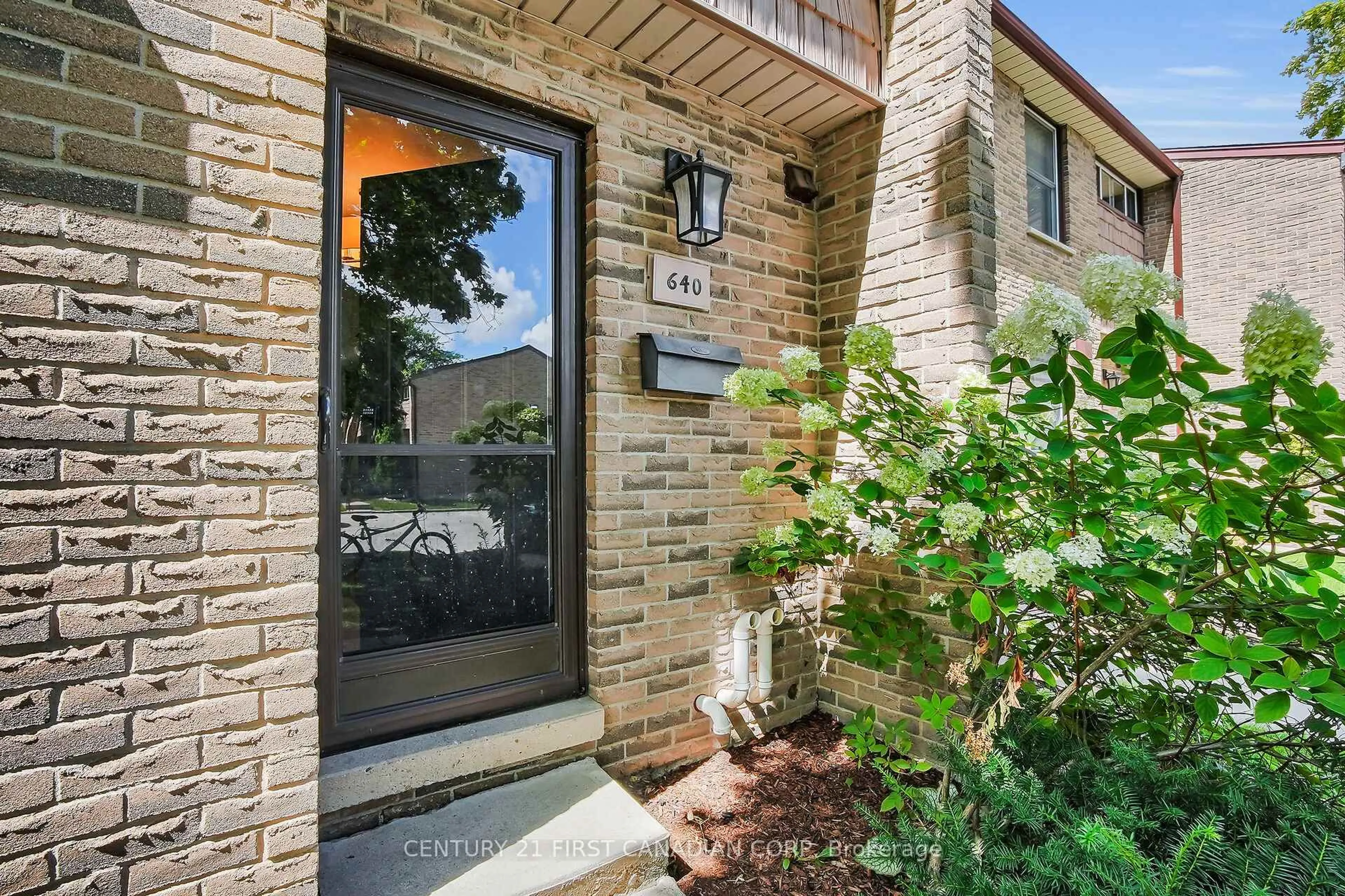 Indoor entryway for 640 Wonderland Rd #57, London South Ontario N6K 1L8