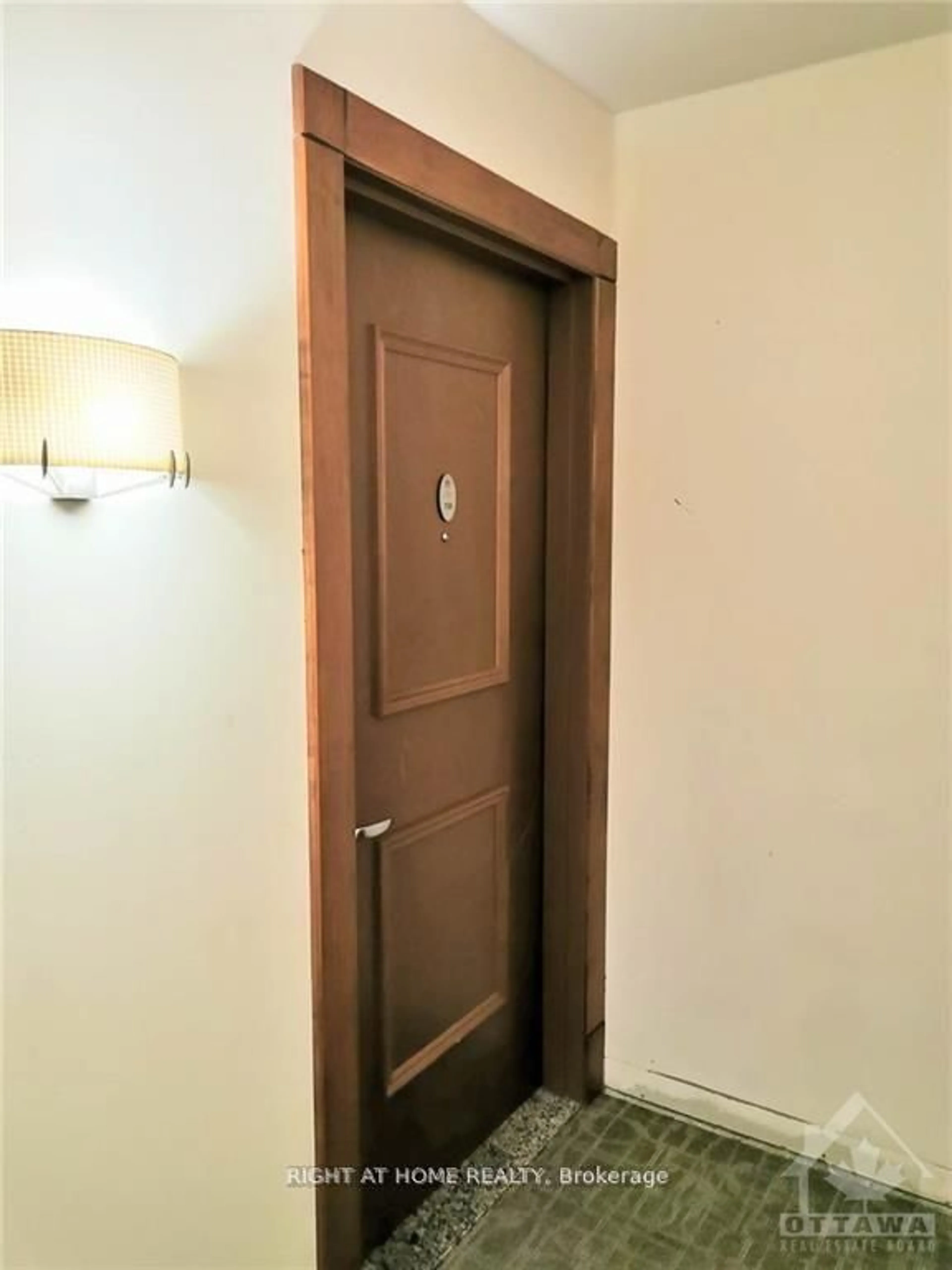 Indoor foyer for 242 Rideau St #709, Ottawa Ontario K1N 0B7