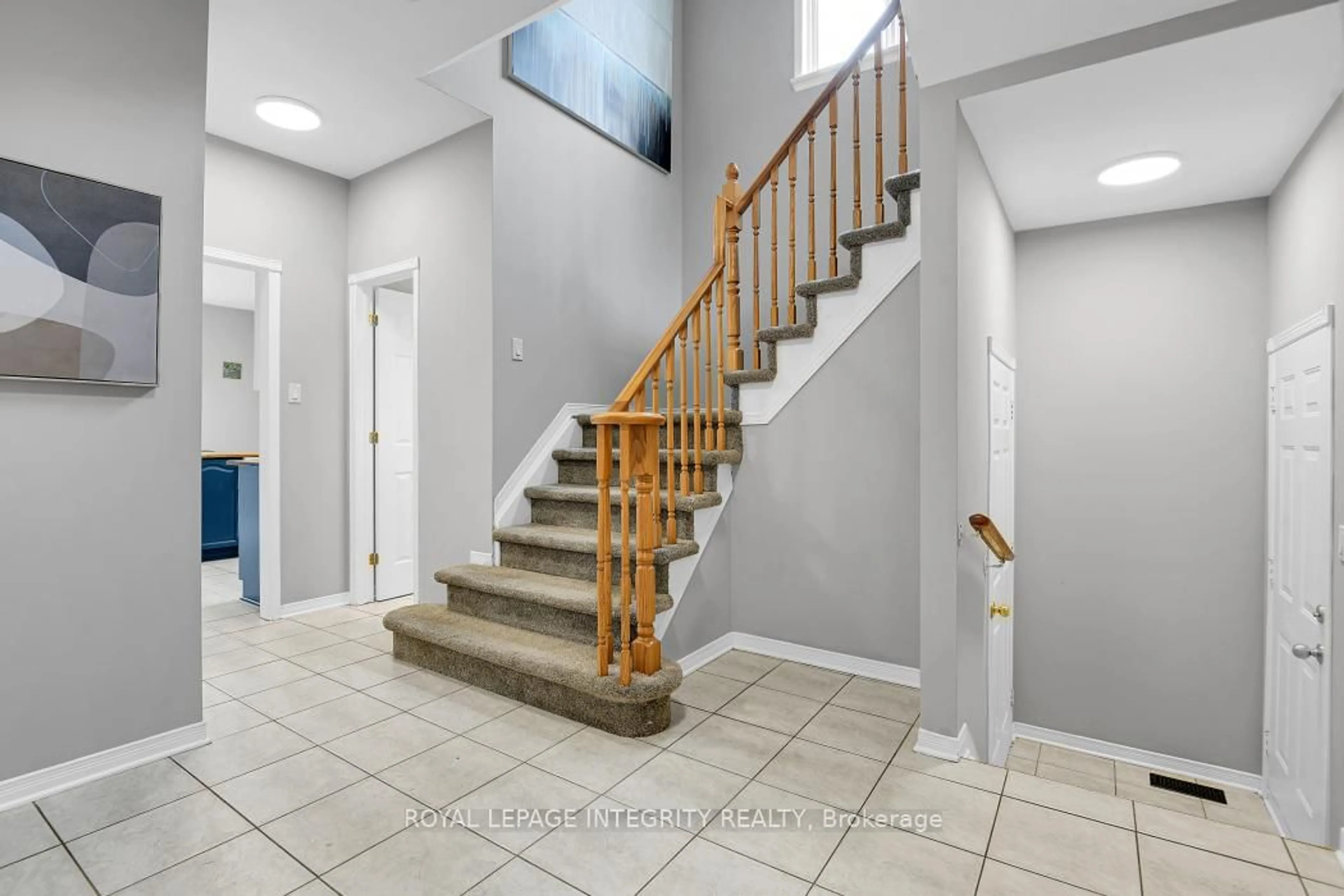 Indoor entryway for 1036 Rocky Harbour Cres, Ottawa Ontario K1V 1V2