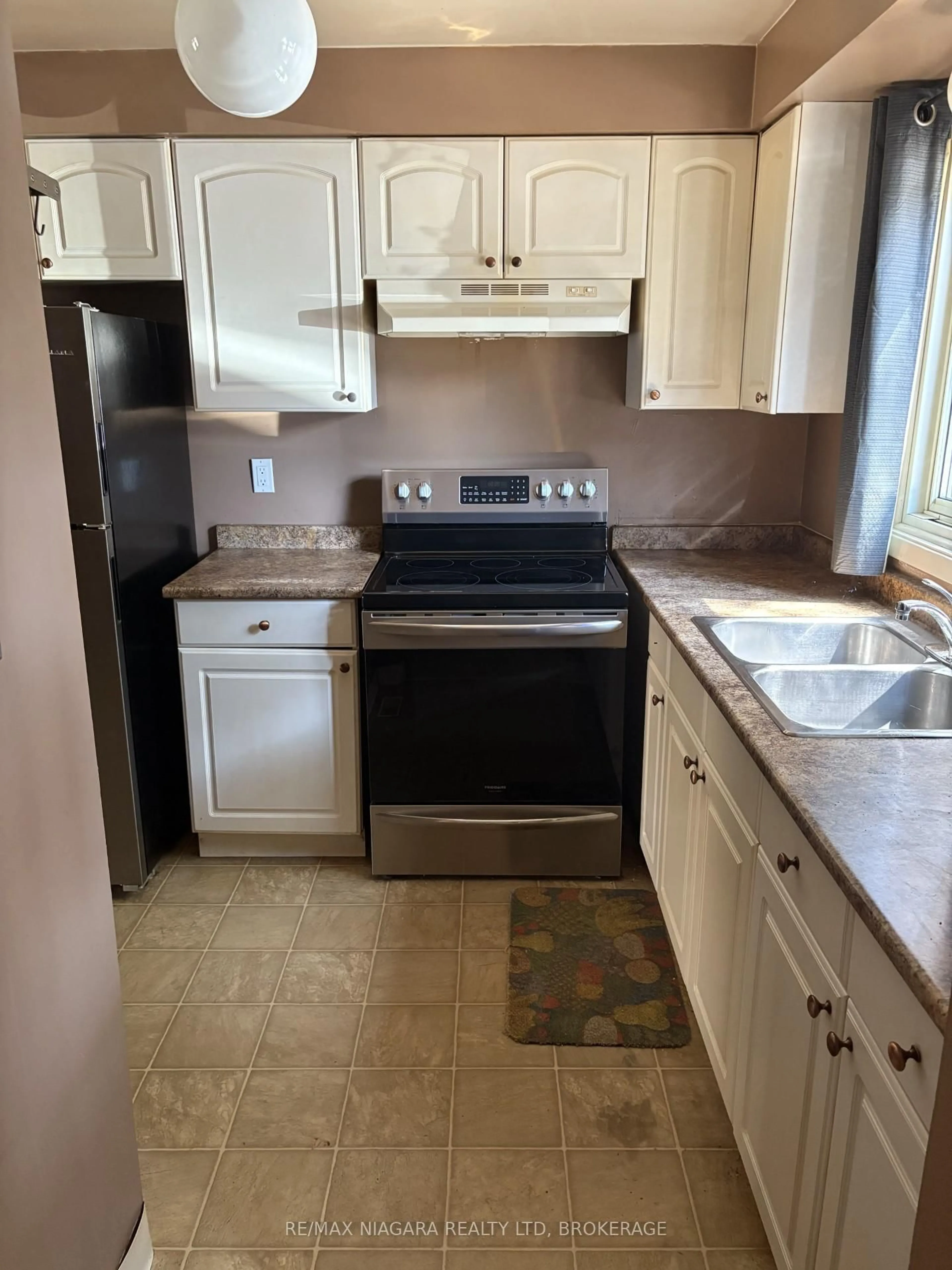 Standard kitchen, ceramic/tile floor for 151 Linwell Rd #15, St. Catharines Ontario L2N 6P3