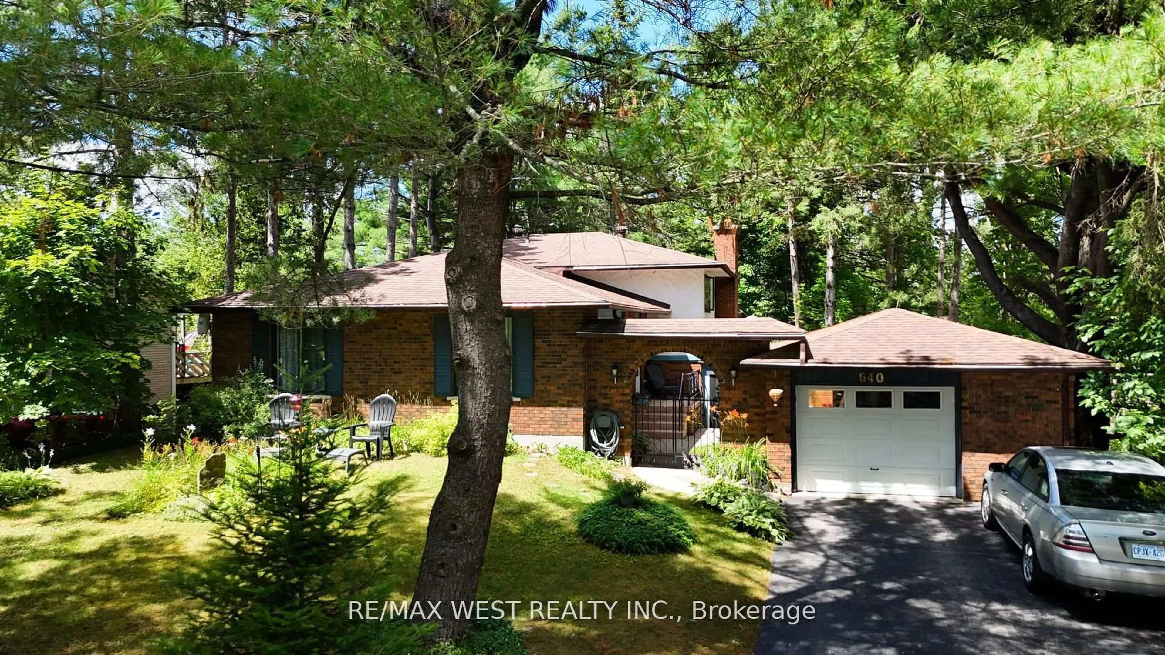 A pic from outside/outdoor area/front of a property/back of a property/a pic from drone, unknown for 640 David St, Gravenhurst Ontario P1P 1M2