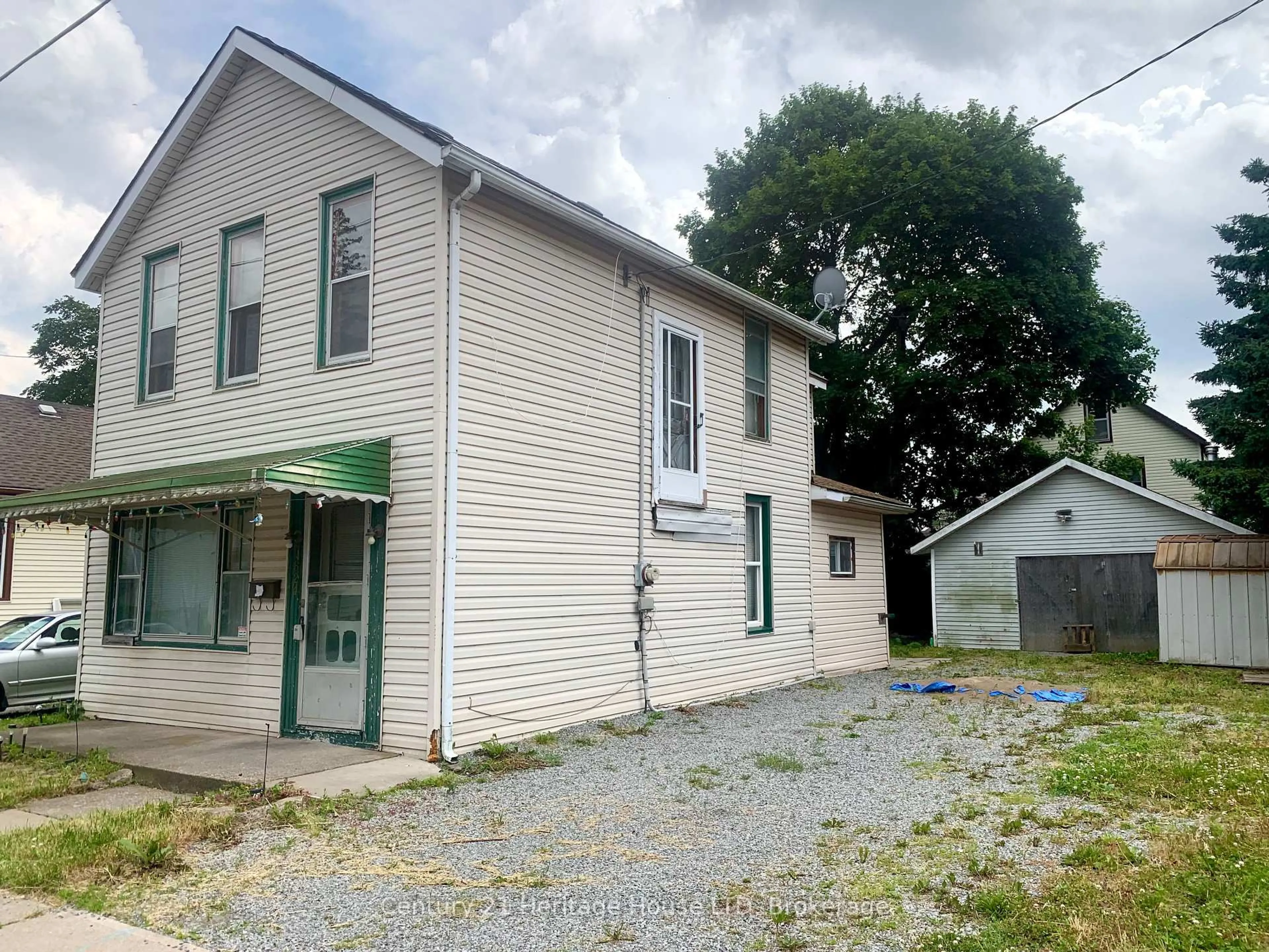 A pic from outside/outdoor area/front of a property/back of a property/a pic from drone, building for 4624 JEPSON St, Niagara Falls Ontario L2E 1J4