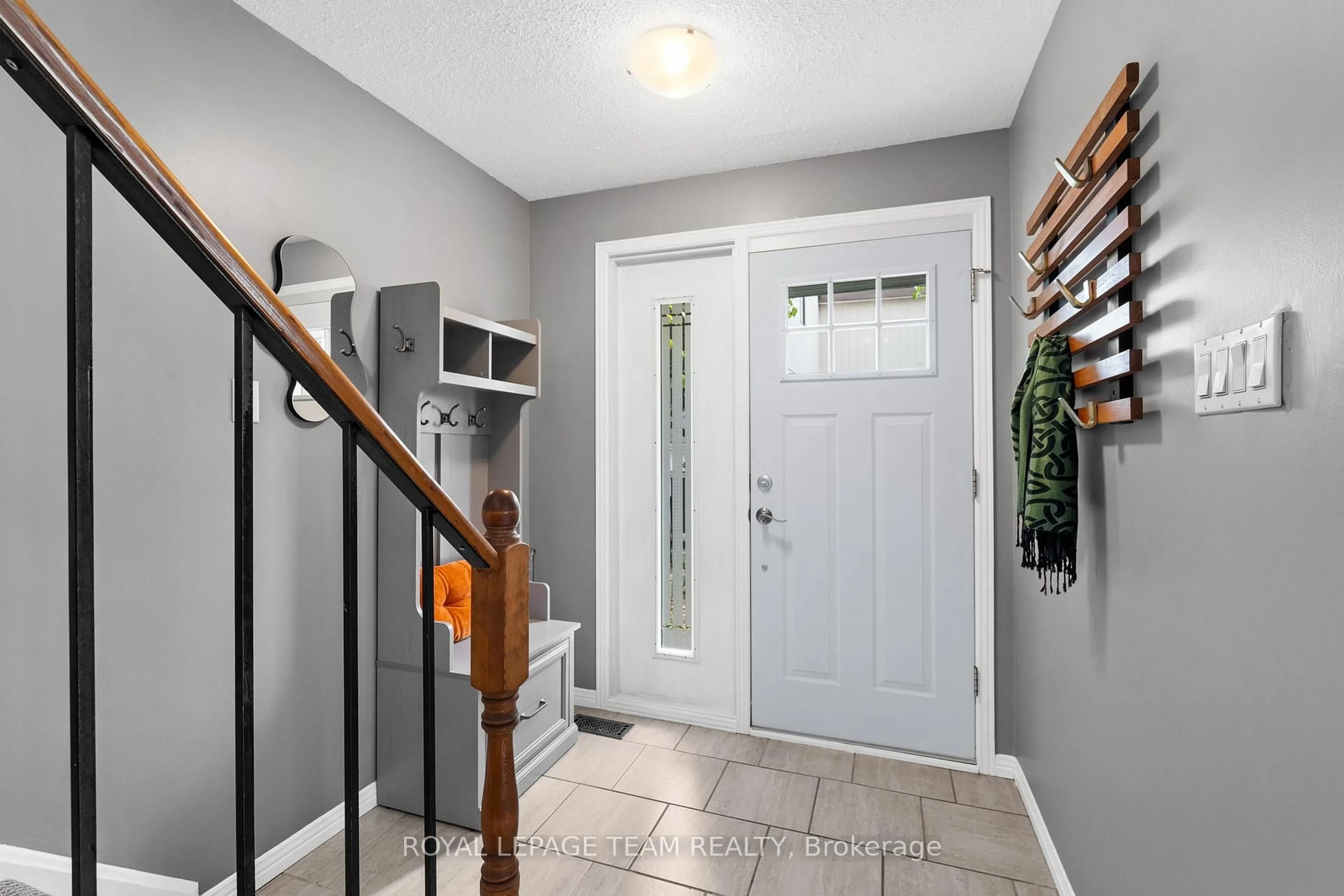 Indoor entryway for 2166 Loyola Ave #141, Ottawa Ontario K1J 8H5