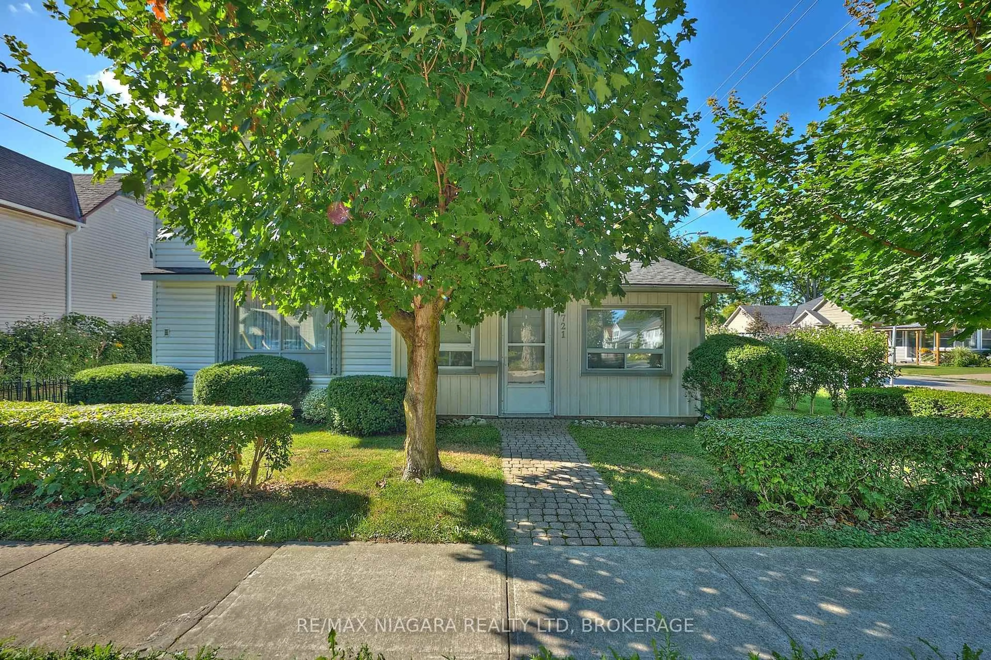 A pic from outside/outdoor area/front of a property/back of a property/a pic from drone, street for 3721 Hibbard St, Fort Erie Ontario L0S 1N0