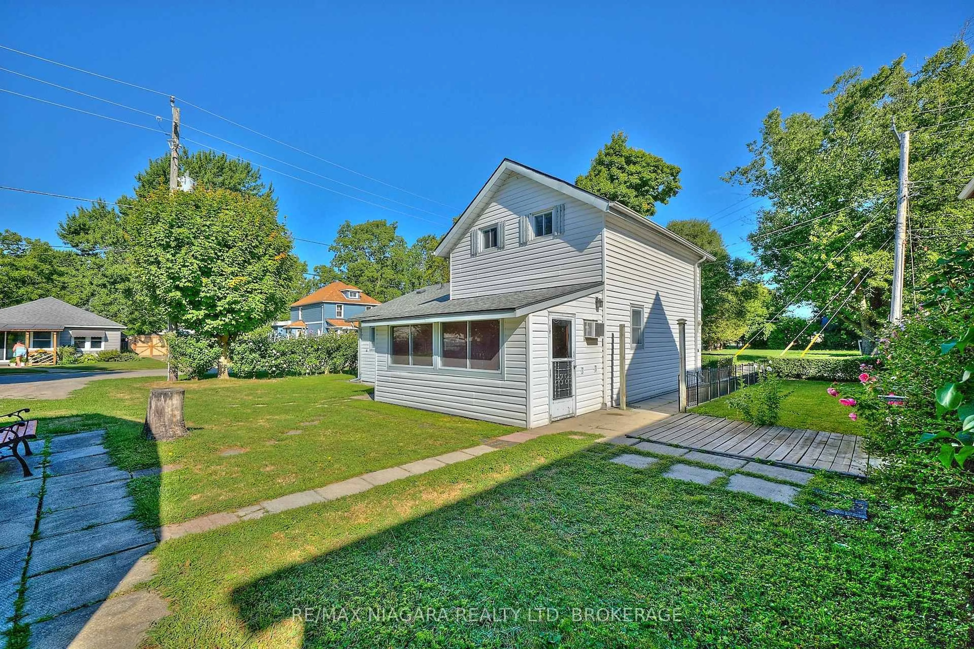 A pic from outside/outdoor area/front of a property/back of a property/a pic from drone, street for 3721 Hibbard St, Fort Erie Ontario L0S 1N0
