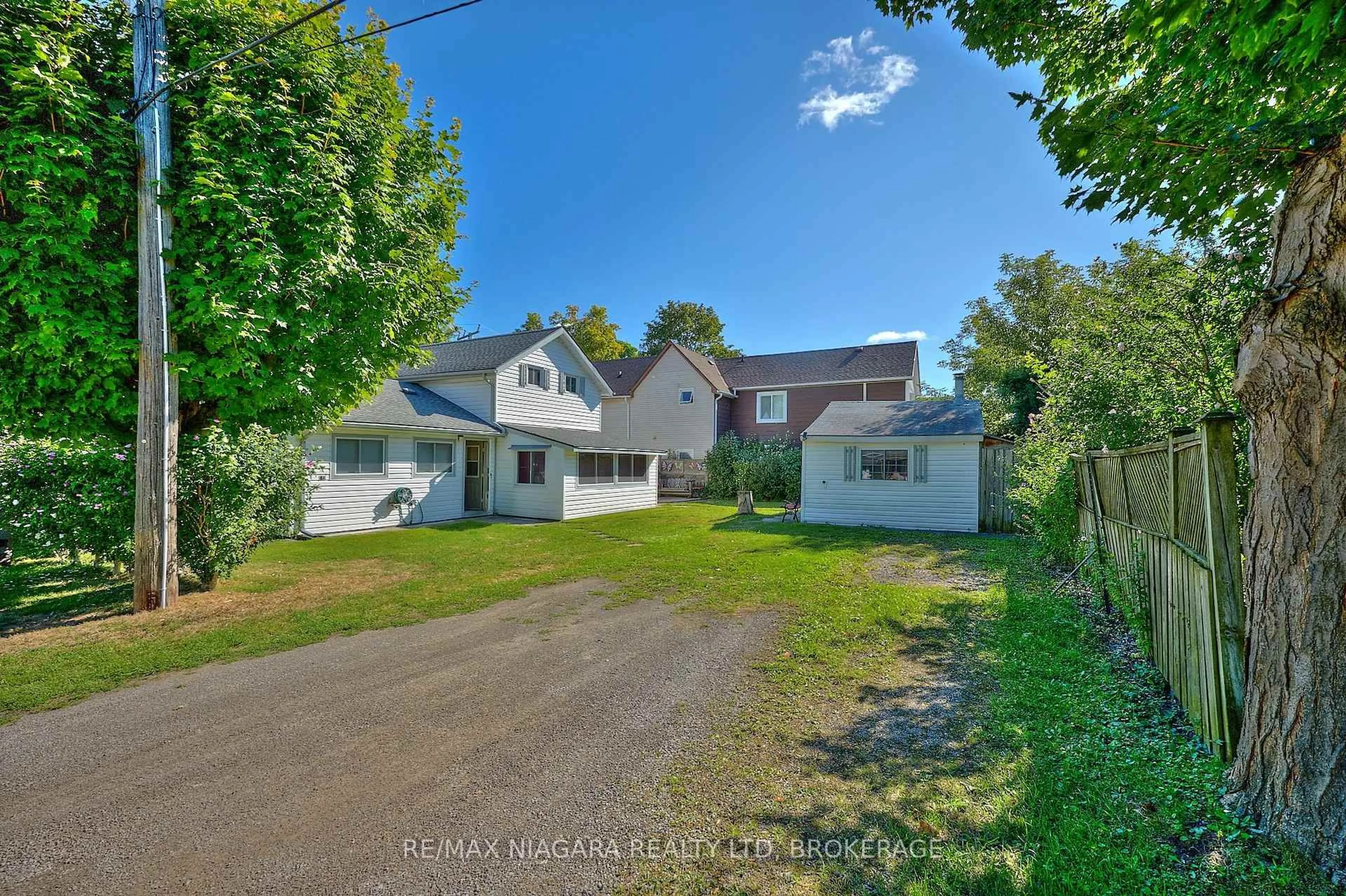 A pic from outside/outdoor area/front of a property/back of a property/a pic from drone, street for 3721 Hibbard St, Fort Erie Ontario L0S 1N0