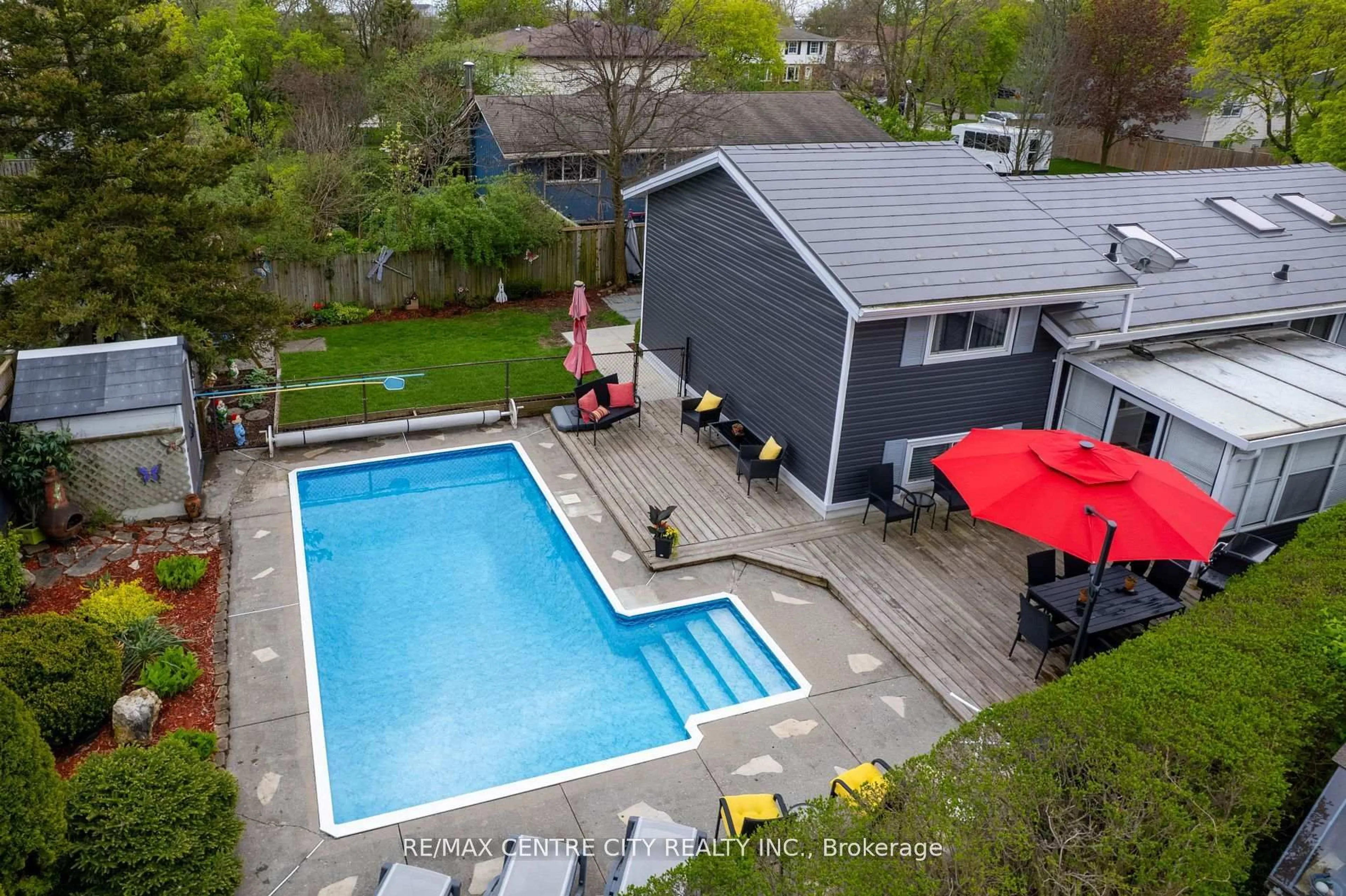 A pic from outside/outdoor area/front of a property/back of a property/a pic from drone, street for 91 Metcalfe Cres, London South Ontario N6E 1H8