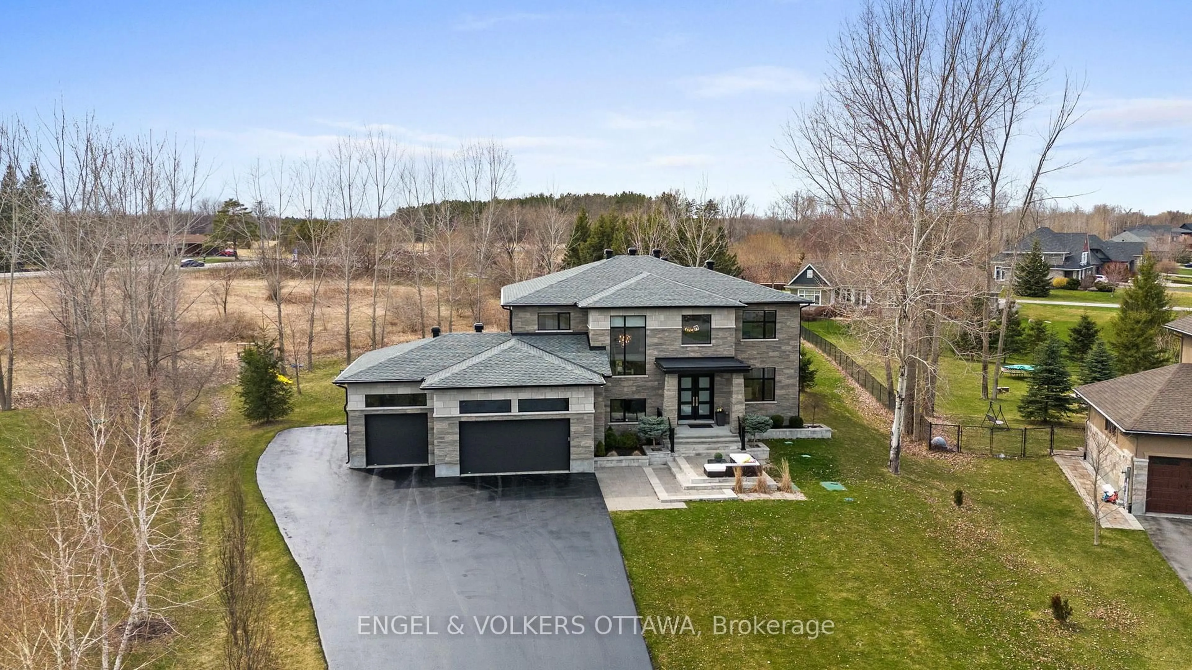 A pic from outside/outdoor area/front of a property/back of a property/a pic from drone, unknown for 532 Leimerk Crt, Ottawa Ontario K4M 0E8