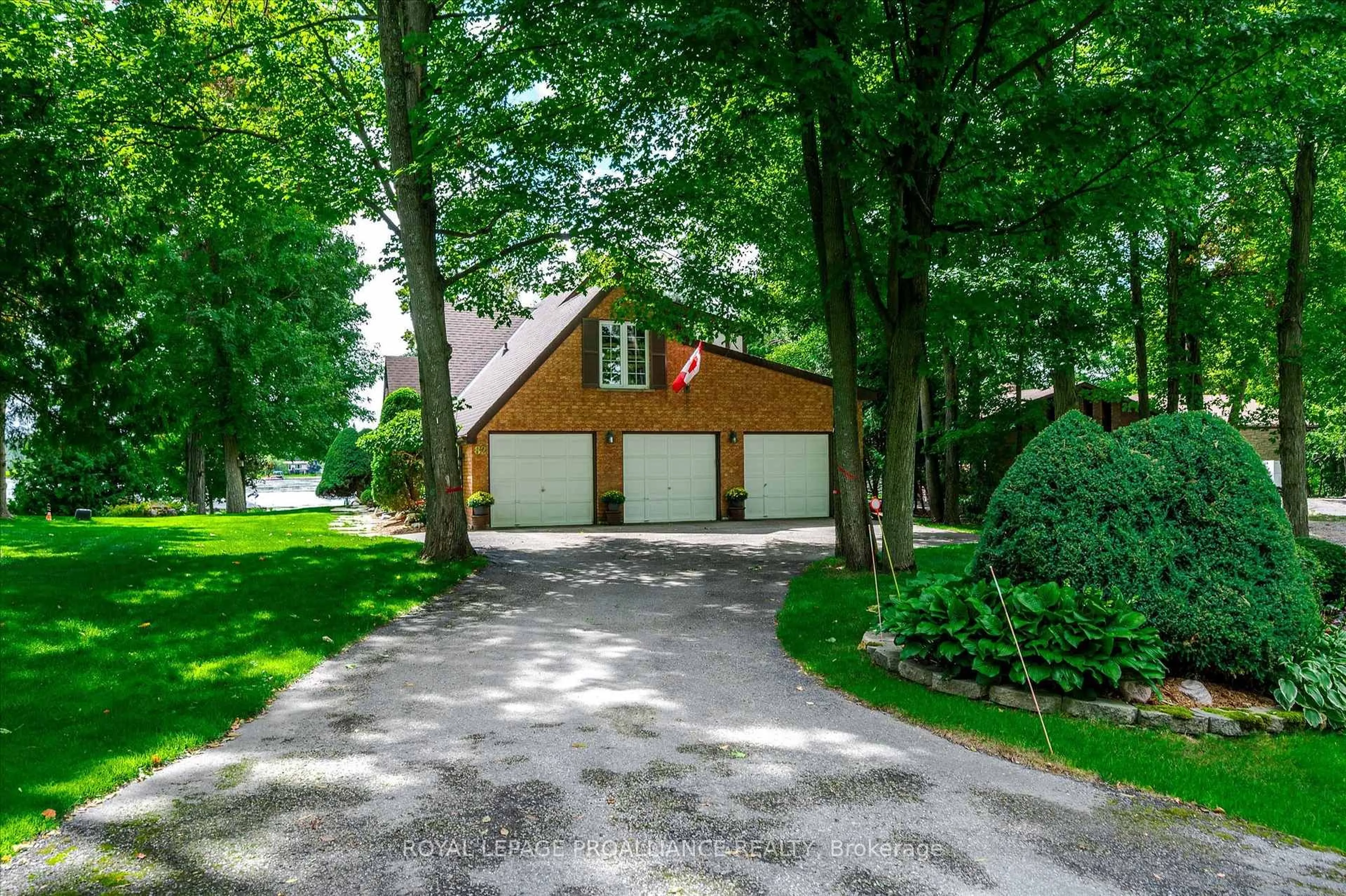 Indoor garage for 82 Cadillac Blvd, Kawartha Lakes Ontario K0L 2W0