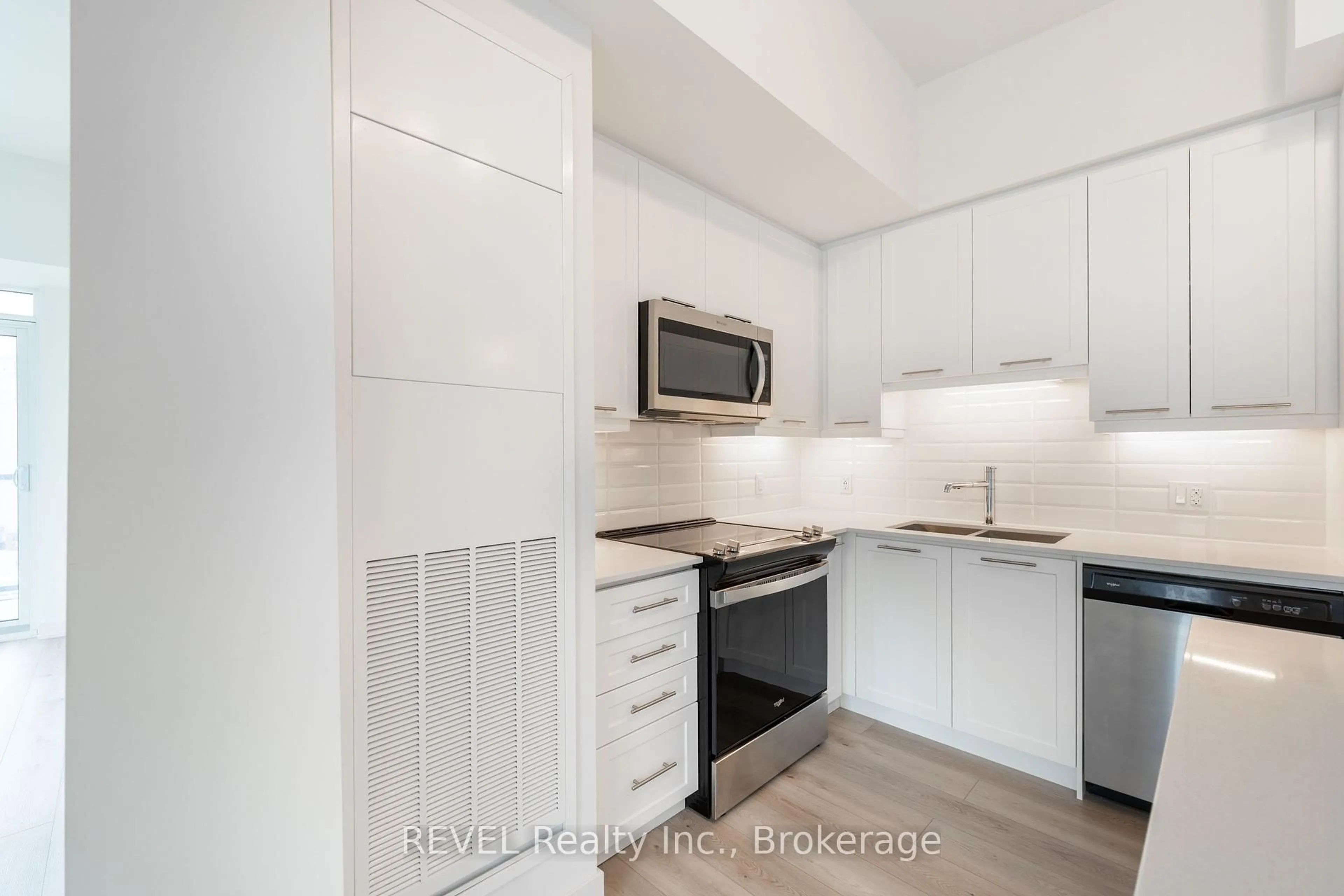 Standard kitchen, unknown for 385 Winston Rd #402, Grimsby Ontario L3M 4E8