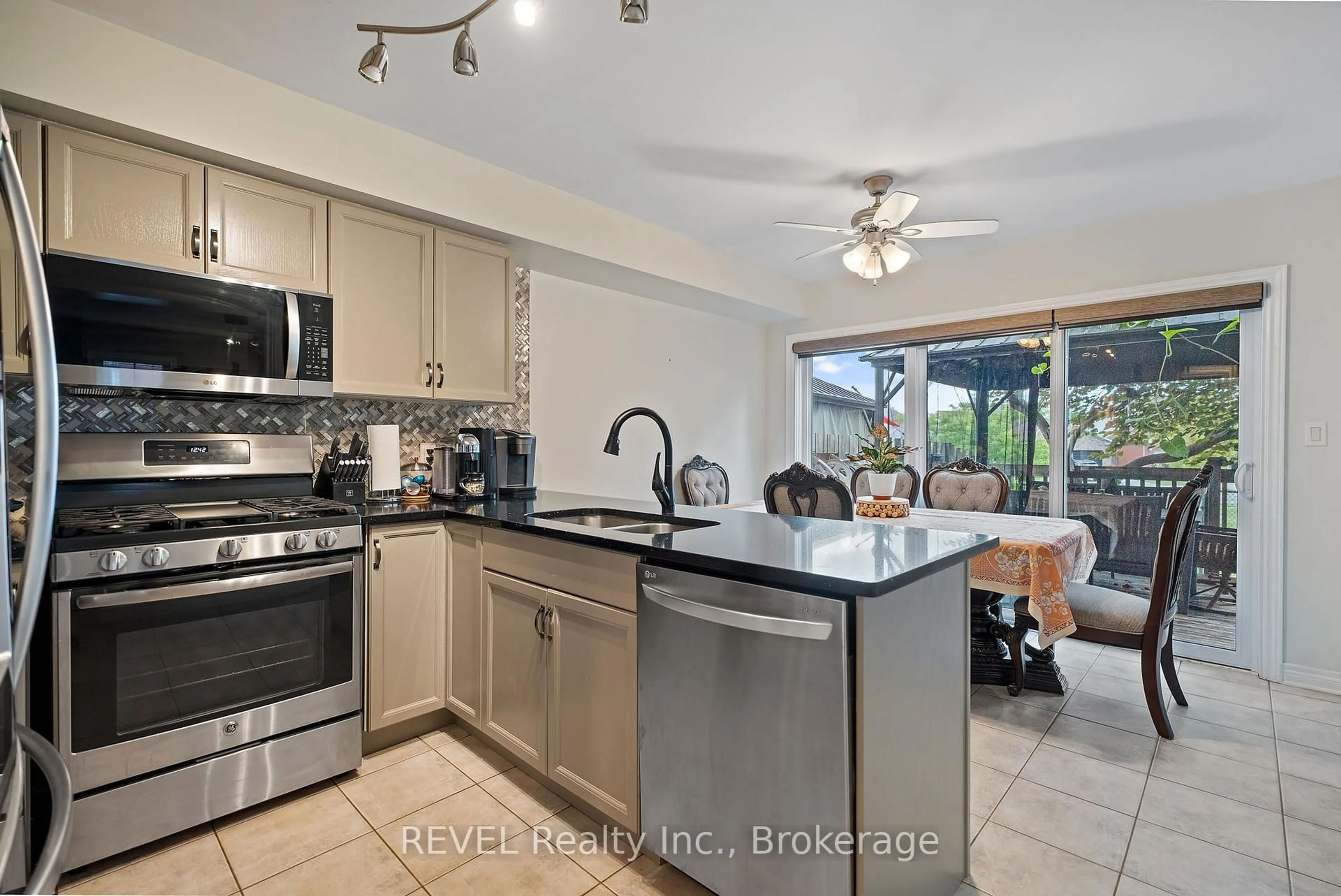 Open concept kitchen, ceramic/tile floor for 20 Brown Dr #A, St. Catharines Ontario L2S 3Z4