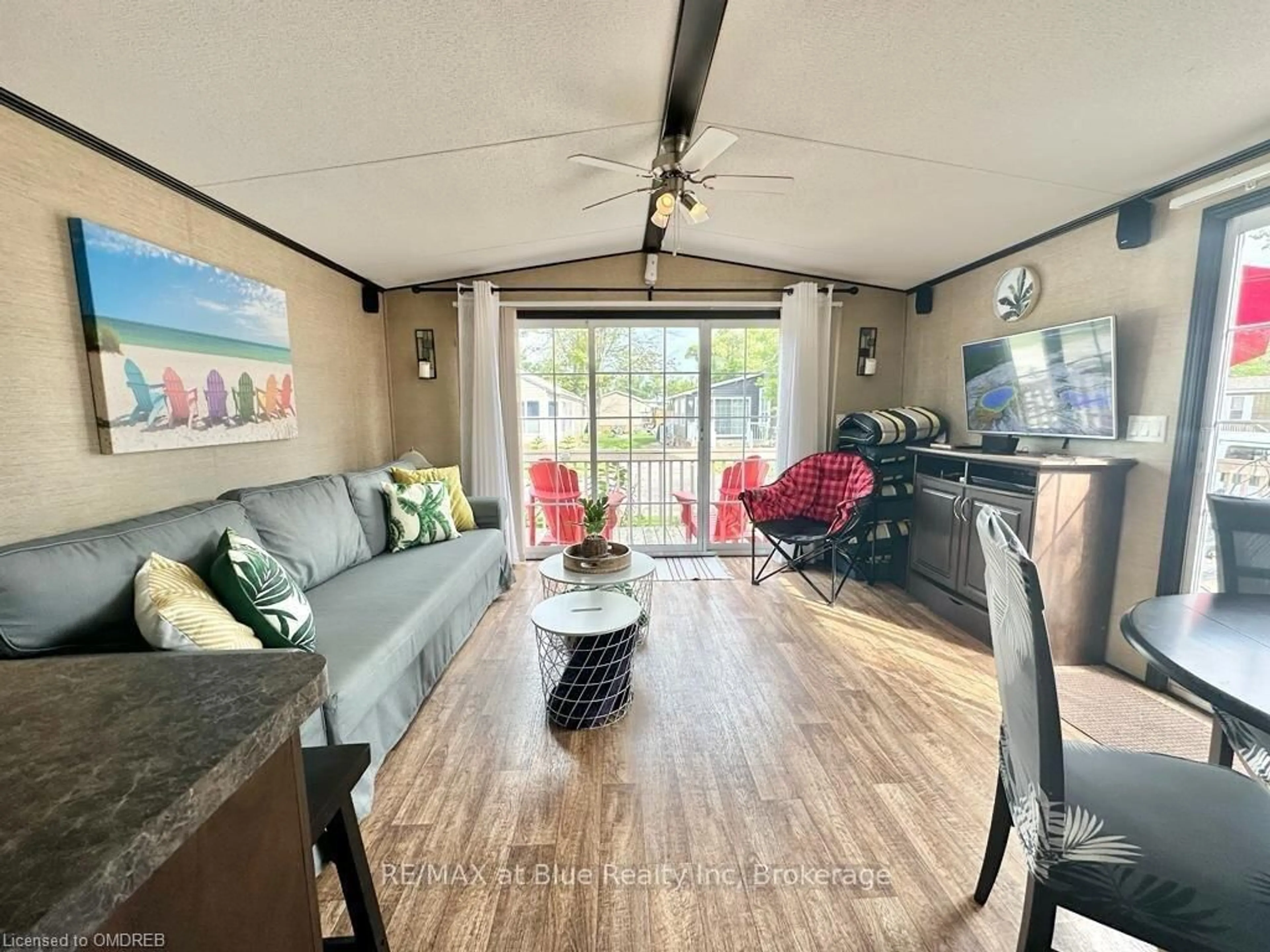 Living room with furniture, wood/laminate floor for 1501 LINE 8 Rd #263, Niagara-on-the-Lake Ontario L0S 1L0