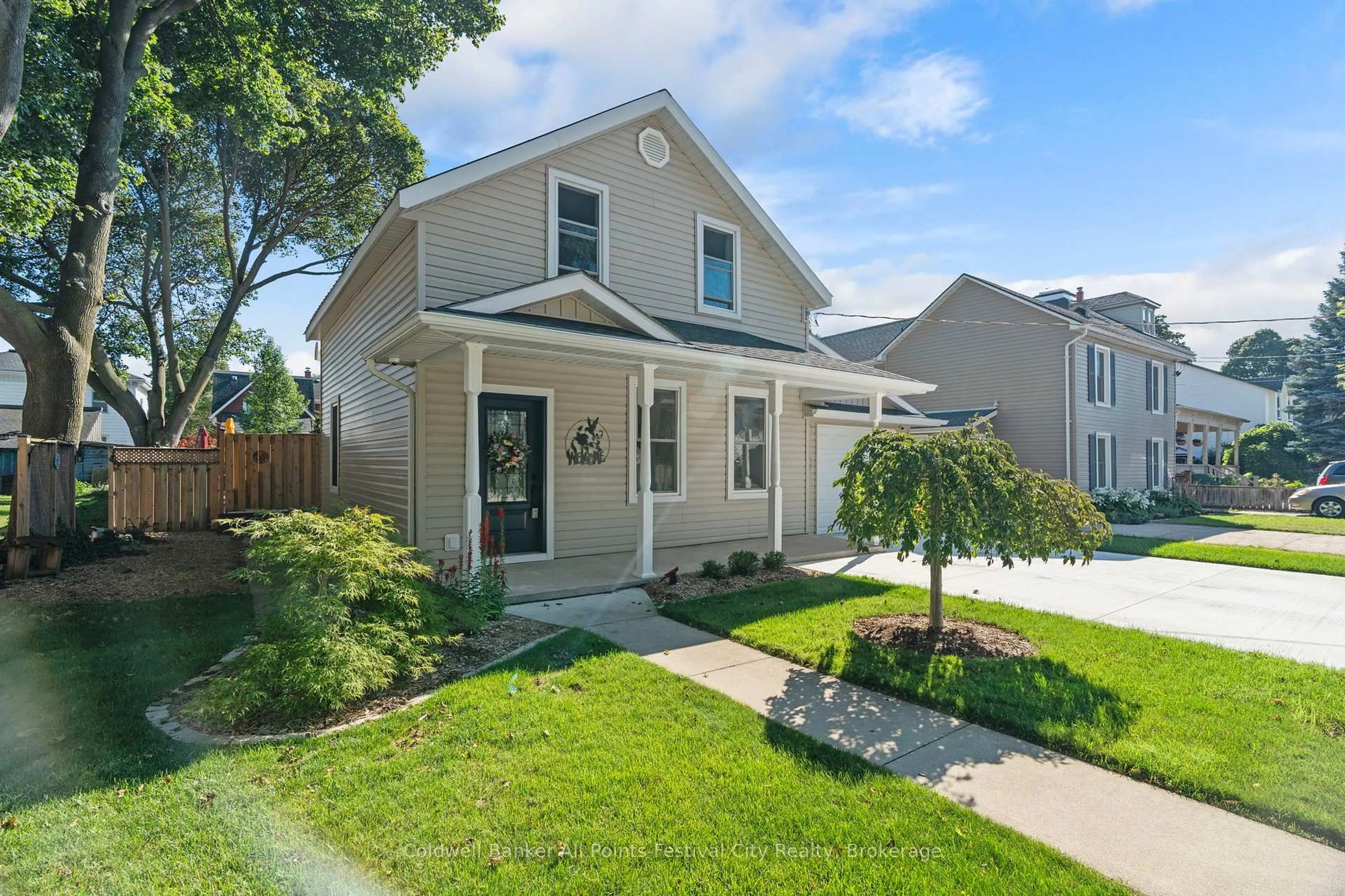 Home with vinyl exterior material, street for 54 Trafalgar St, Goderich Ontario N7A 1T4