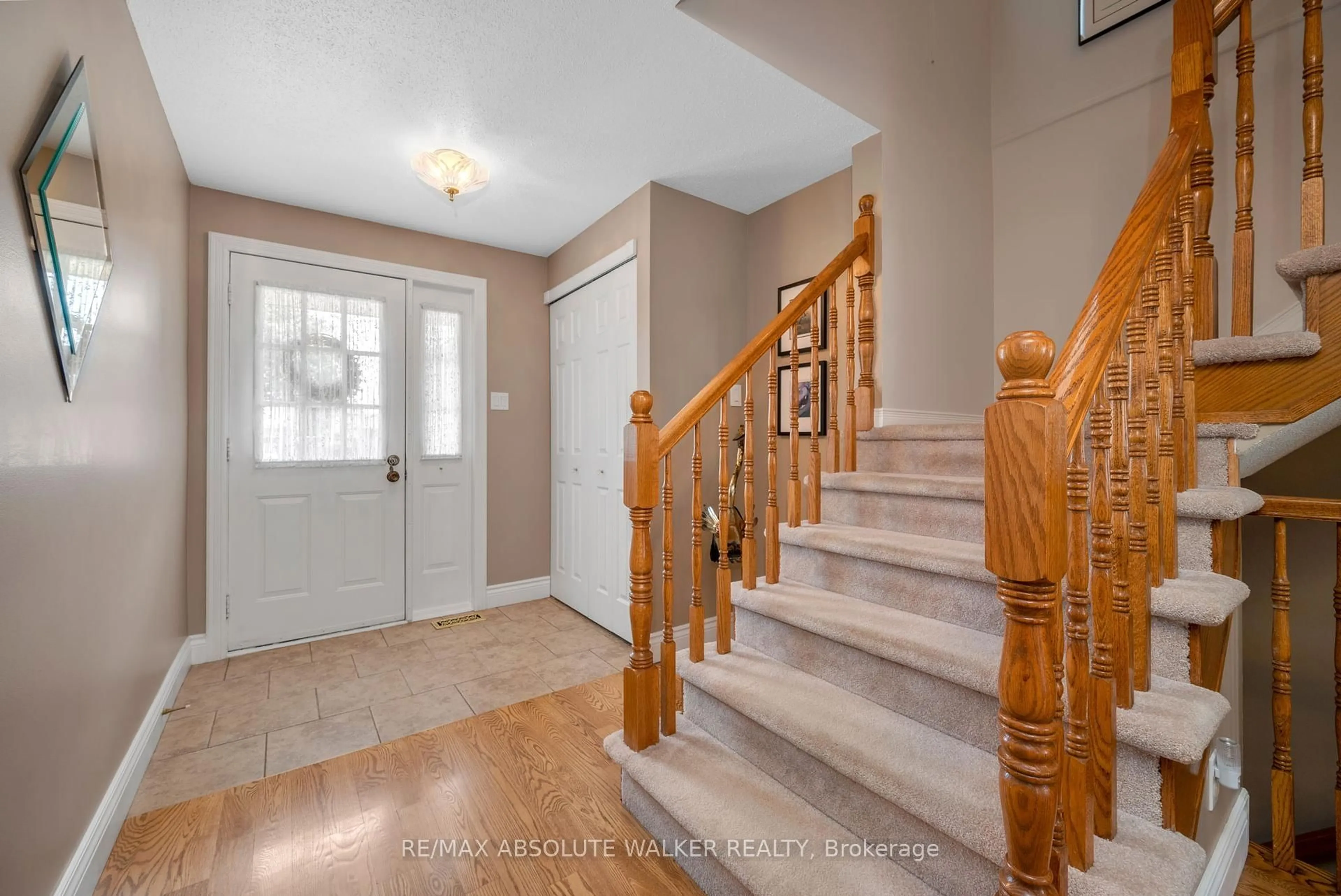 Indoor entryway for 501 Harrowsmith Way, Orleans Ontario K4A 2Z2