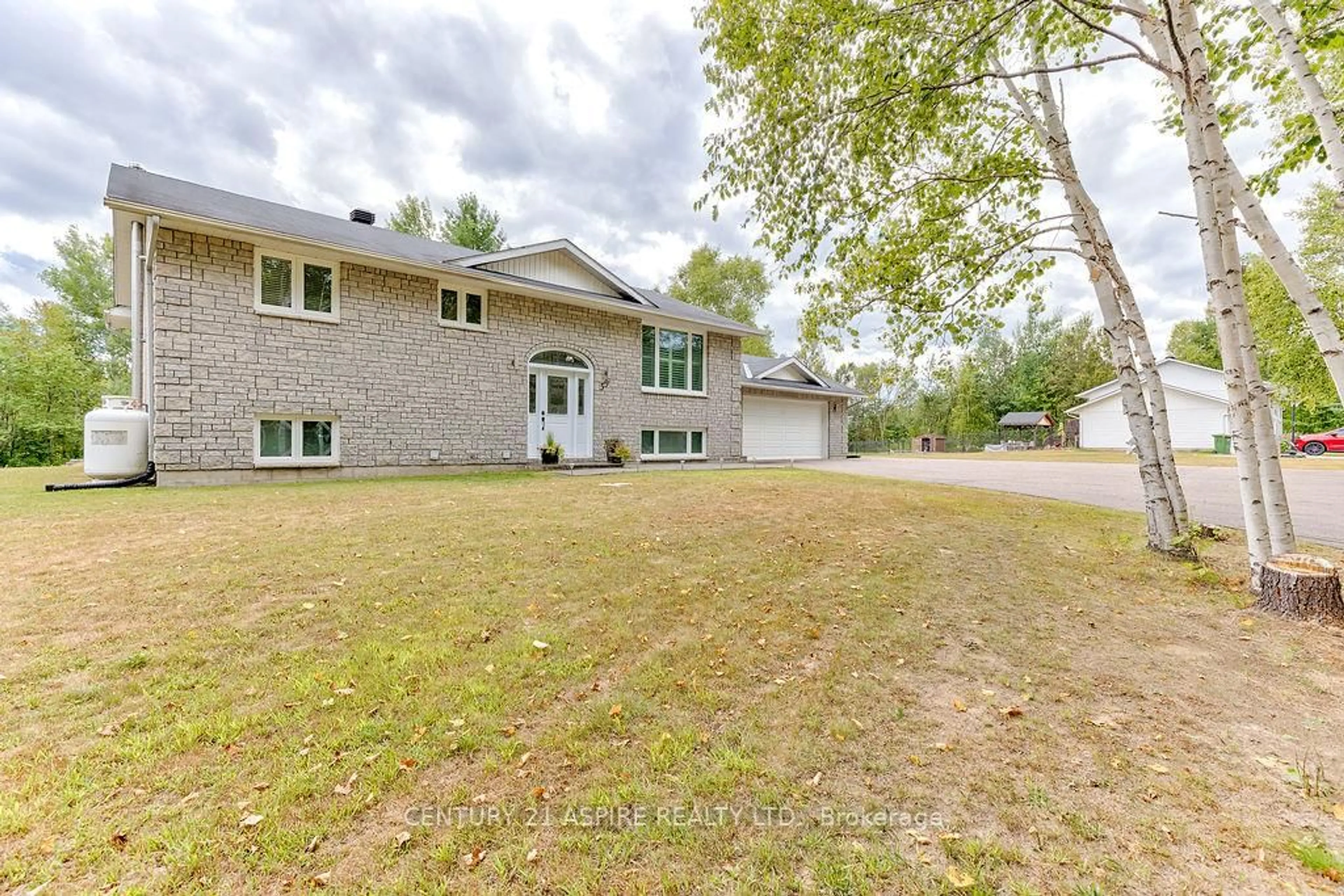 A pic from outside/outdoor area/front of a property/back of a property/a pic from drone, street for 39 Sufian St, Pembroke Ontario K8A 6W6