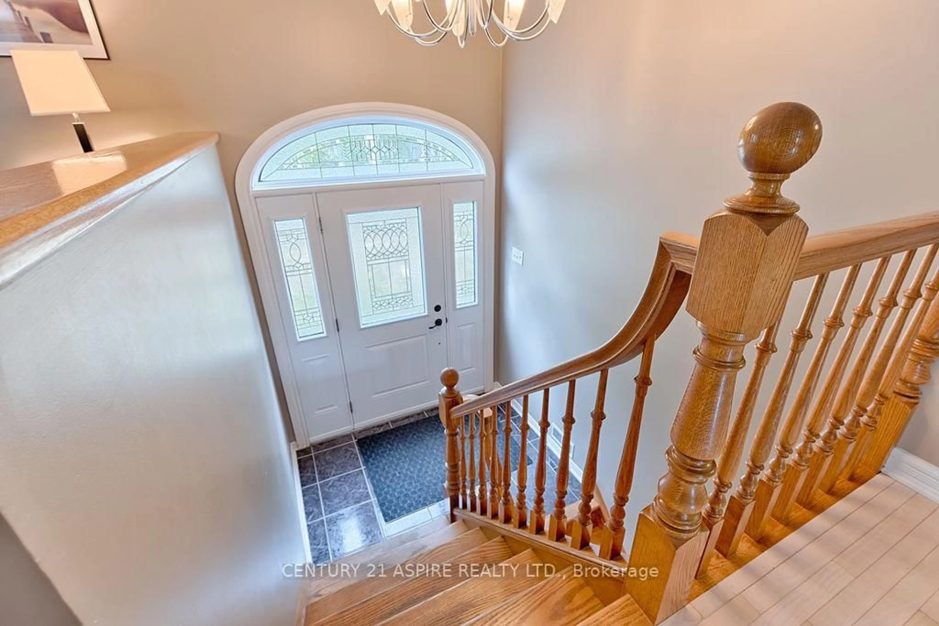 Indoor entryway for 39 Sufian St, Pembroke Ontario K8A 6W6