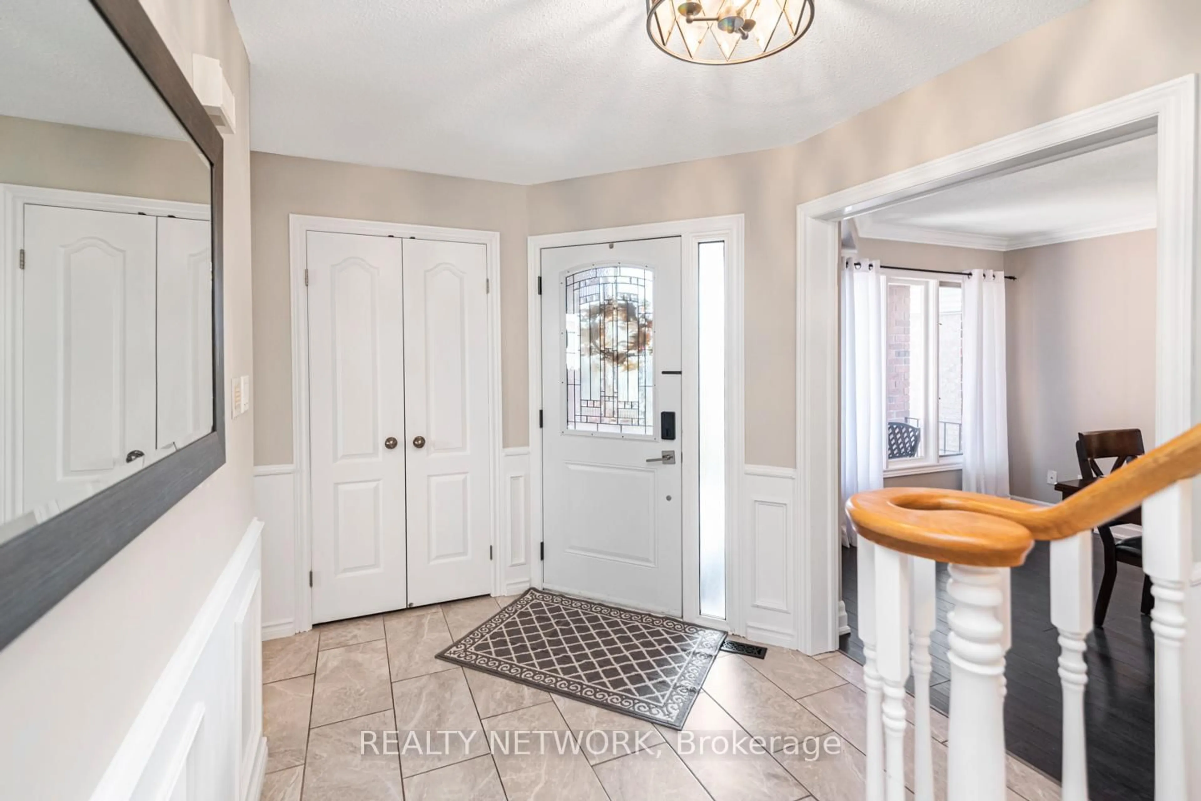 Indoor entryway for 755 Templemead Dr, Hamilton Ontario L8W 2V7