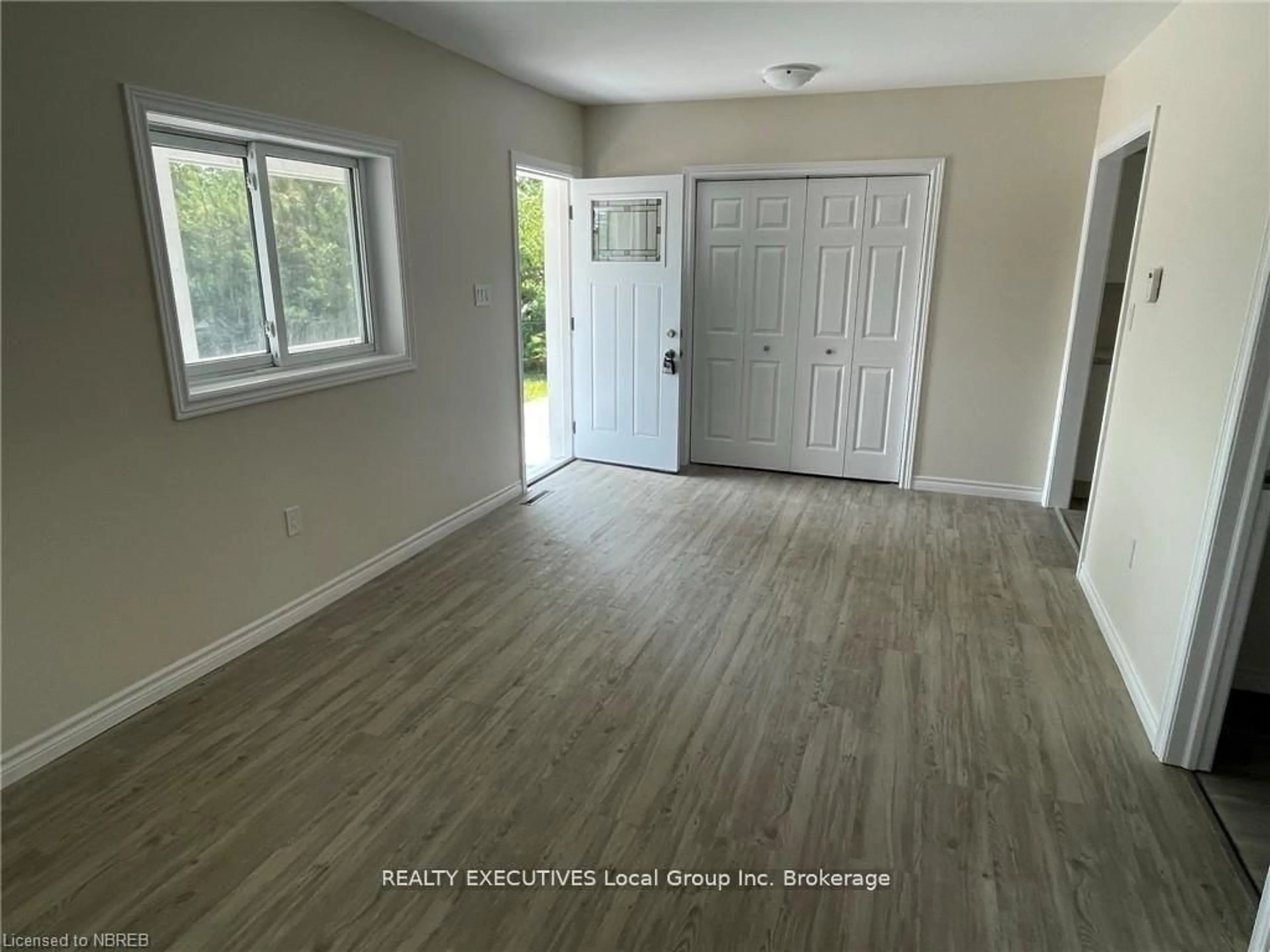 Indoor entryway for 4319 Highway 11, North Bay Ontario P1B 8G3