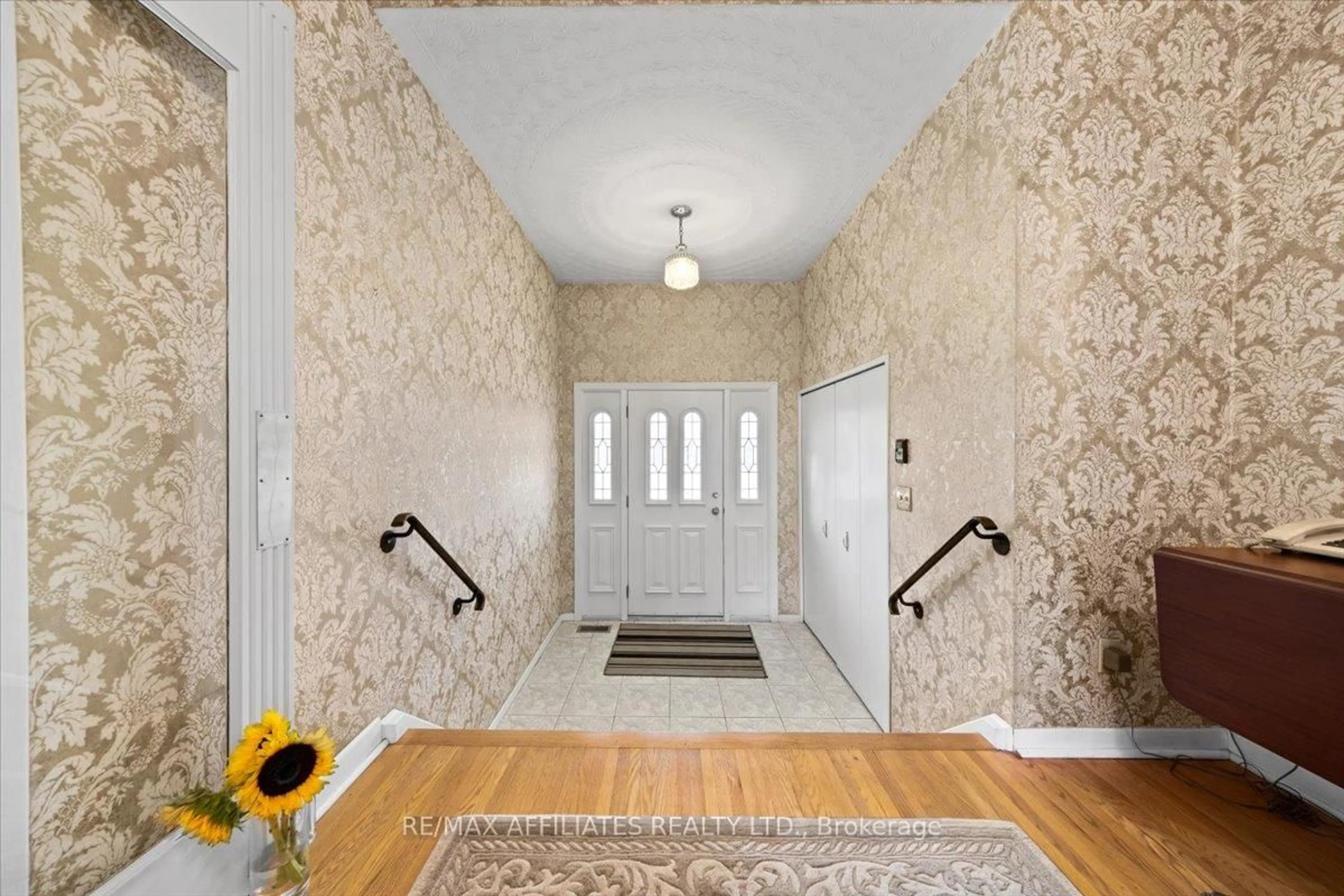 Indoor entryway for 49 Silver Aspen Cres, Ottawa Ontario K1B 3C3