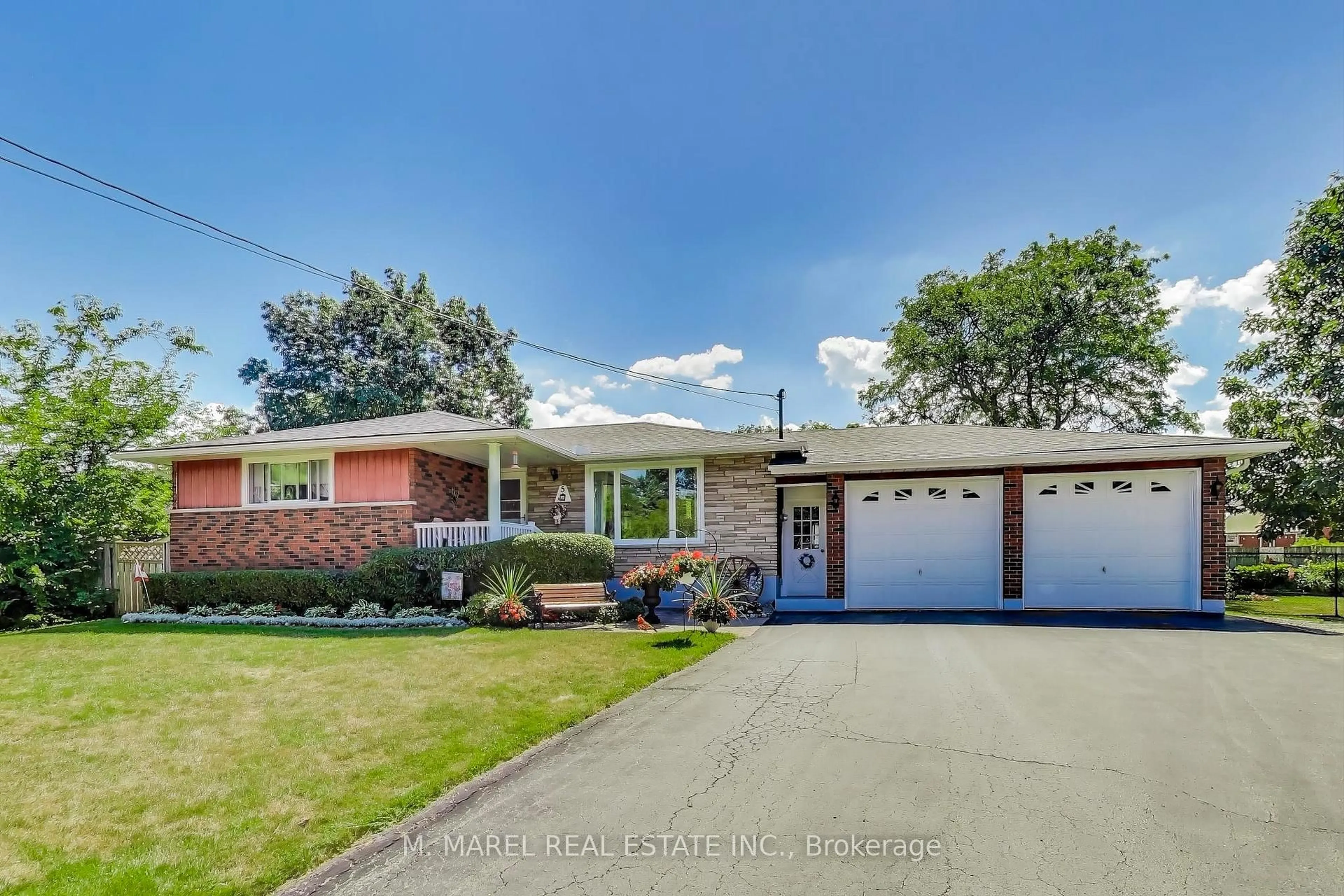 Home with brick exterior material, street for 5 Woodsview Pl, Grimsby Ontario L3M 2H1