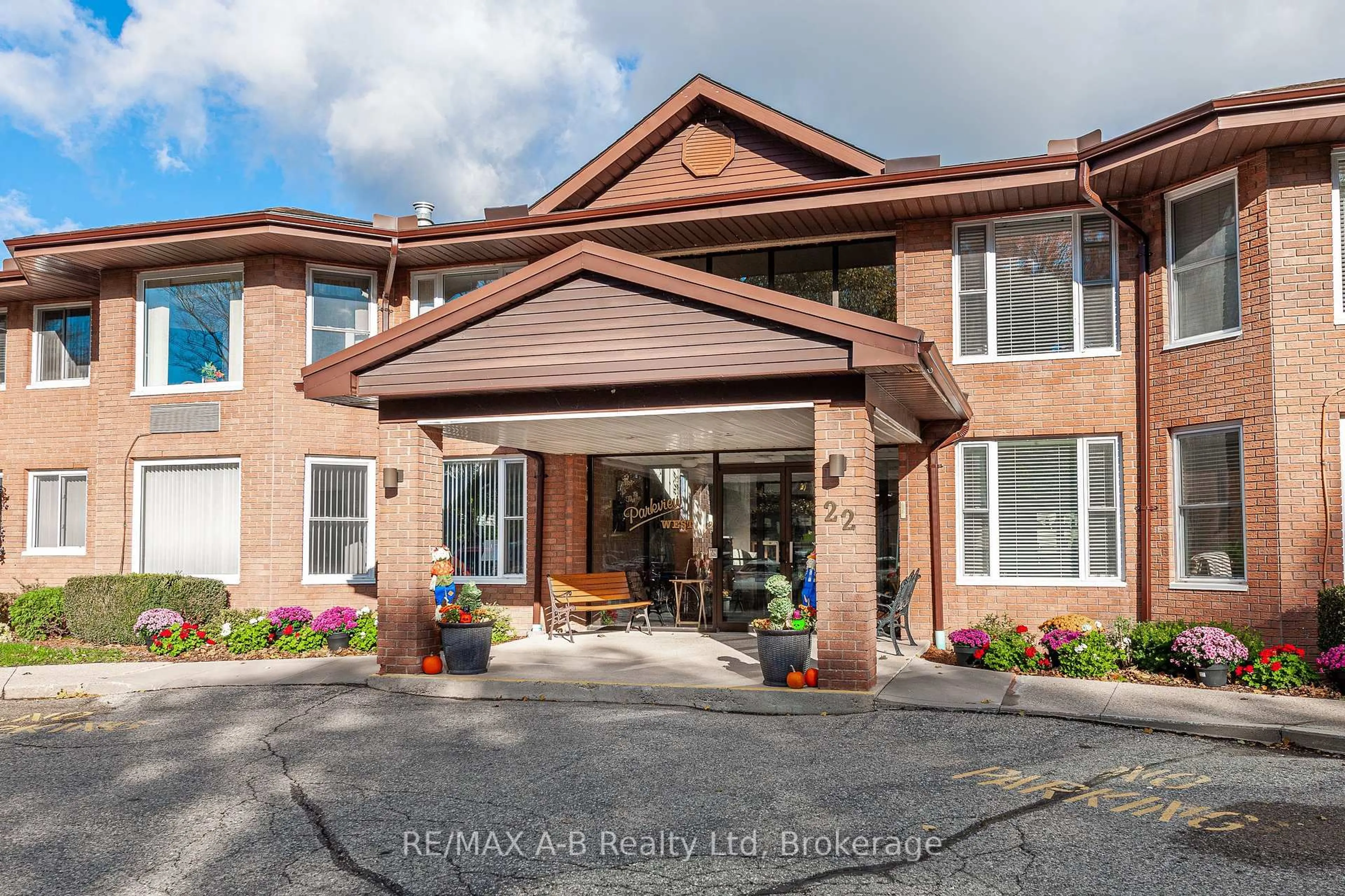 Indoor foyer for 22 ST. ANDREW St #104, St. Marys Ontario N4X 1C5