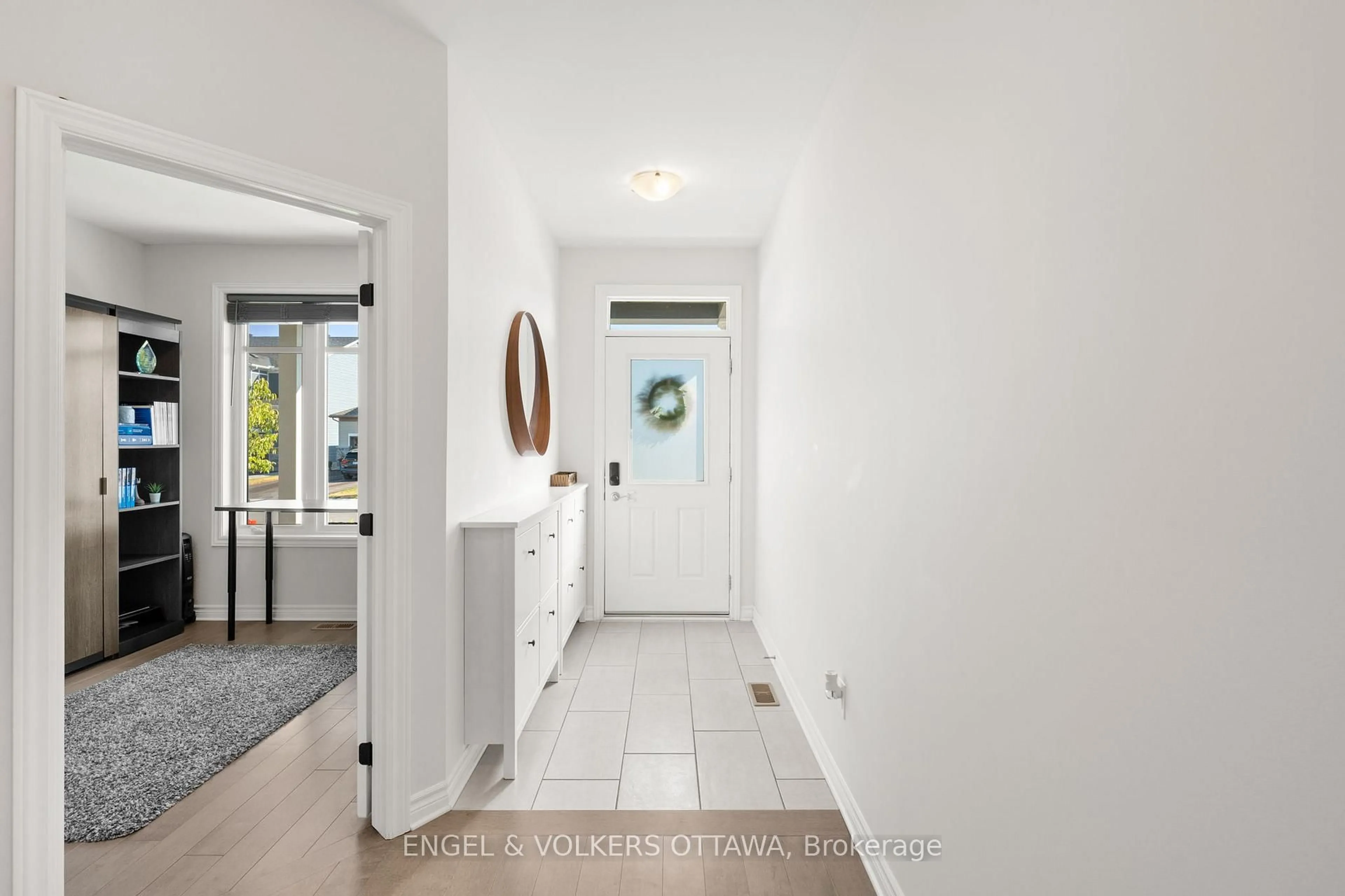 Indoor entryway for 209 Blackhorse Dr, North Grenville Ontario K0G 1J0