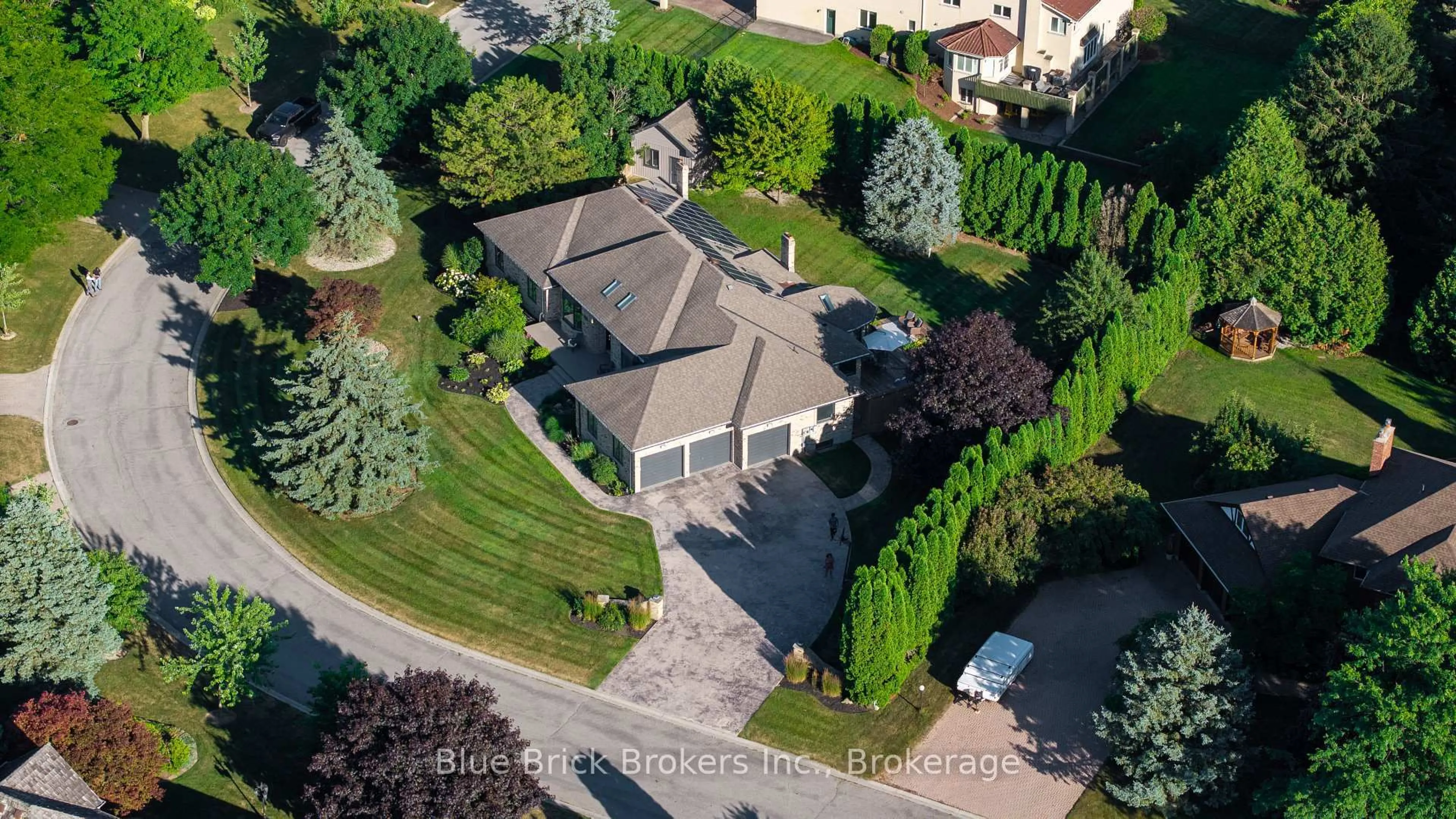 A pic from outside/outdoor area/front of a property/back of a property/a pic from drone, street for 768 FRANKLINWAY Cres, London North Ontario N6G 5C8