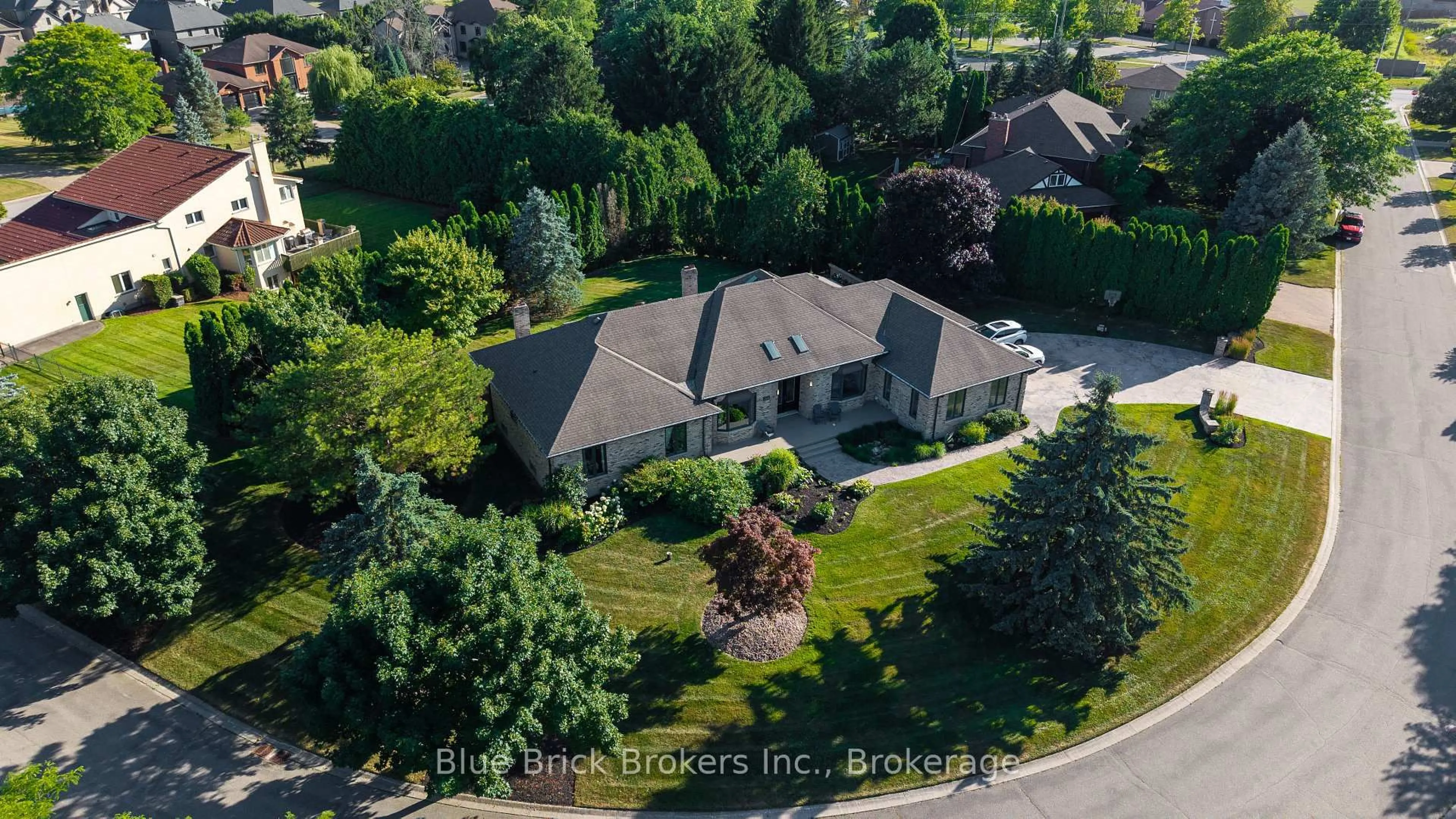 A pic from outside/outdoor area/front of a property/back of a property/a pic from drone, street for 768 FRANKLINWAY Cres, London North Ontario N6G 5C8